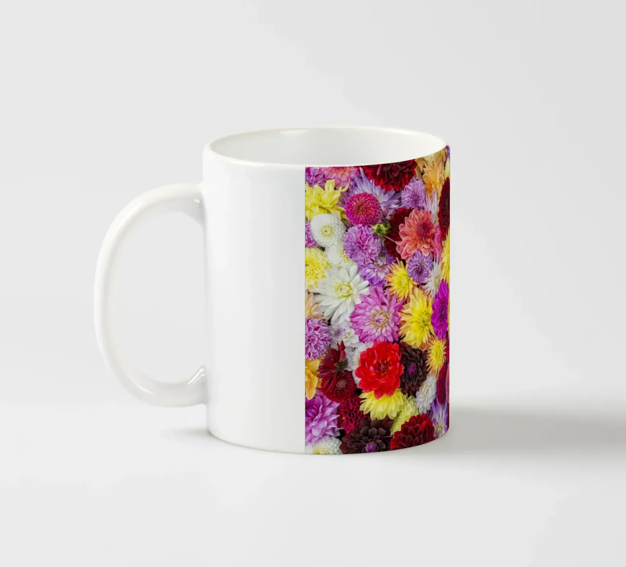 Un arazzo vibrante: Dalie miste in piena fioritura tazza in ceramica da Curious Collections by Marielle Leenders