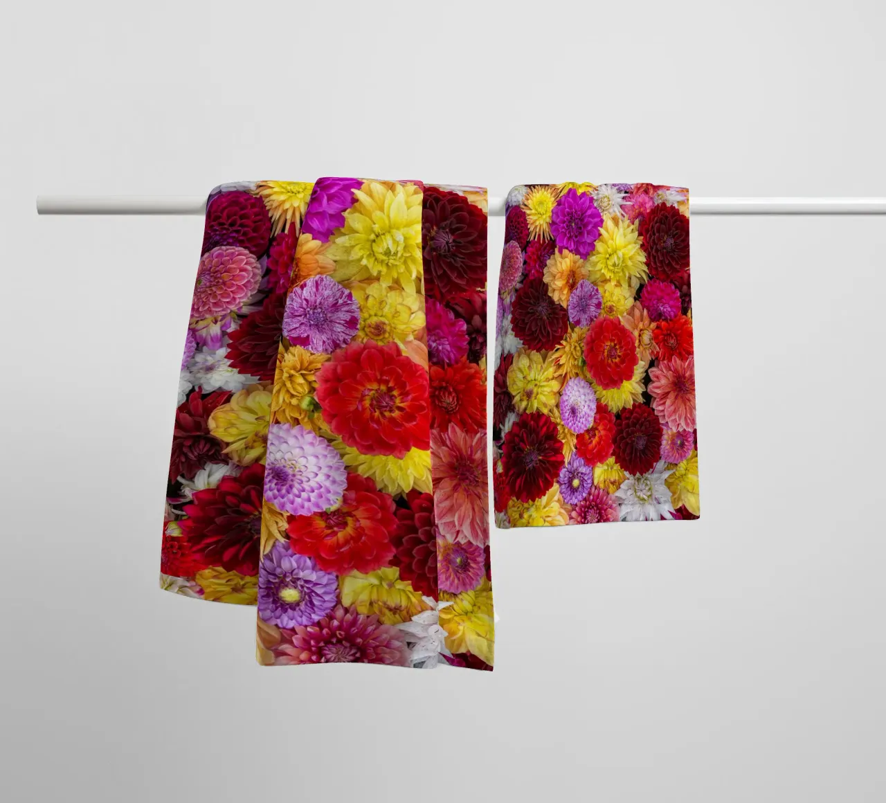 Ein lebendiger Wandteppich: Gemischte Dahlien in voller Blüte Handtuch von Curious Collections by Marielle Leenders