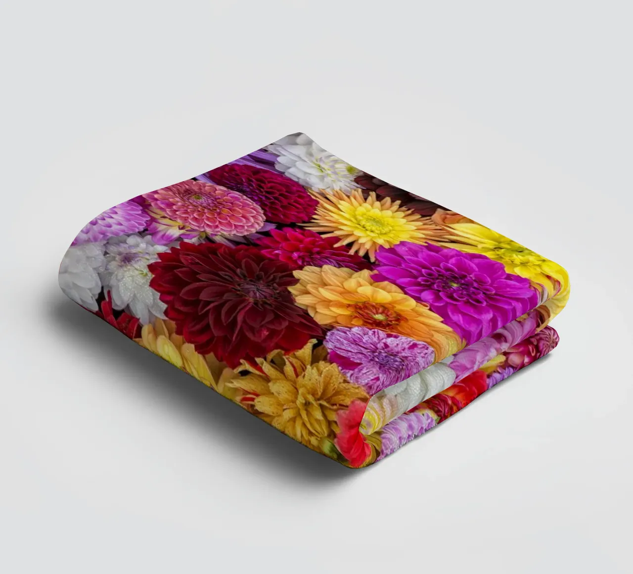 Ein lebendiger Wandteppich: Gemischte Dahlien in voller Blüte Handtuch von Curious Collections by Marielle Leenders