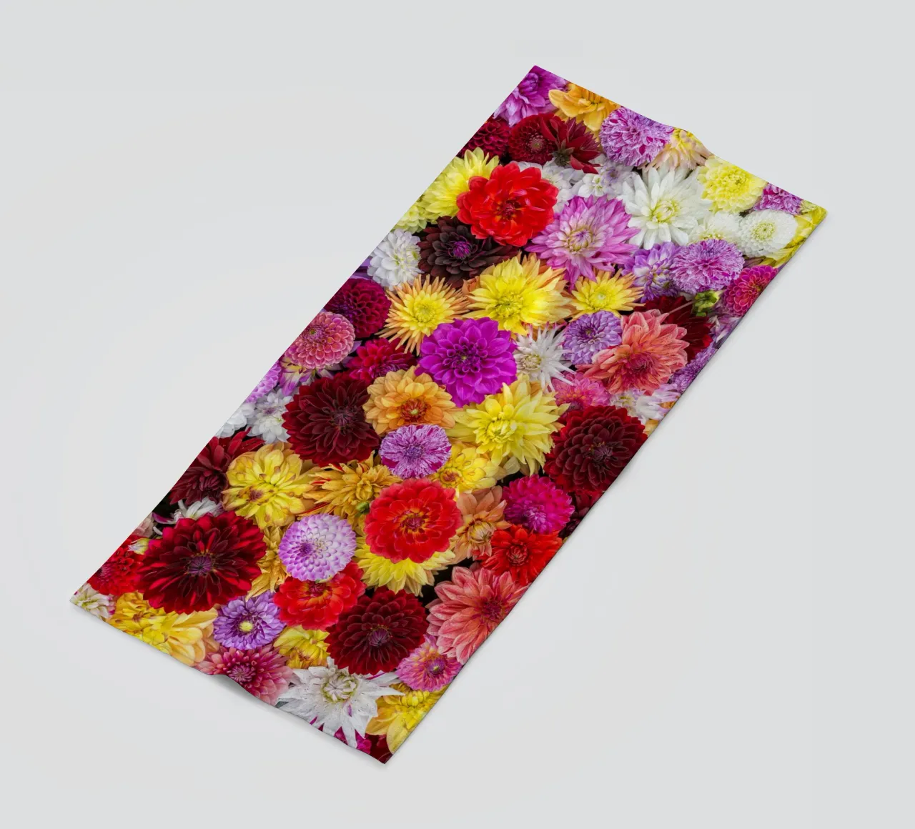 Un arazzo vibrante: Dalie miste in piena fioritura telo mare da Curious Collections by Marielle Leenders