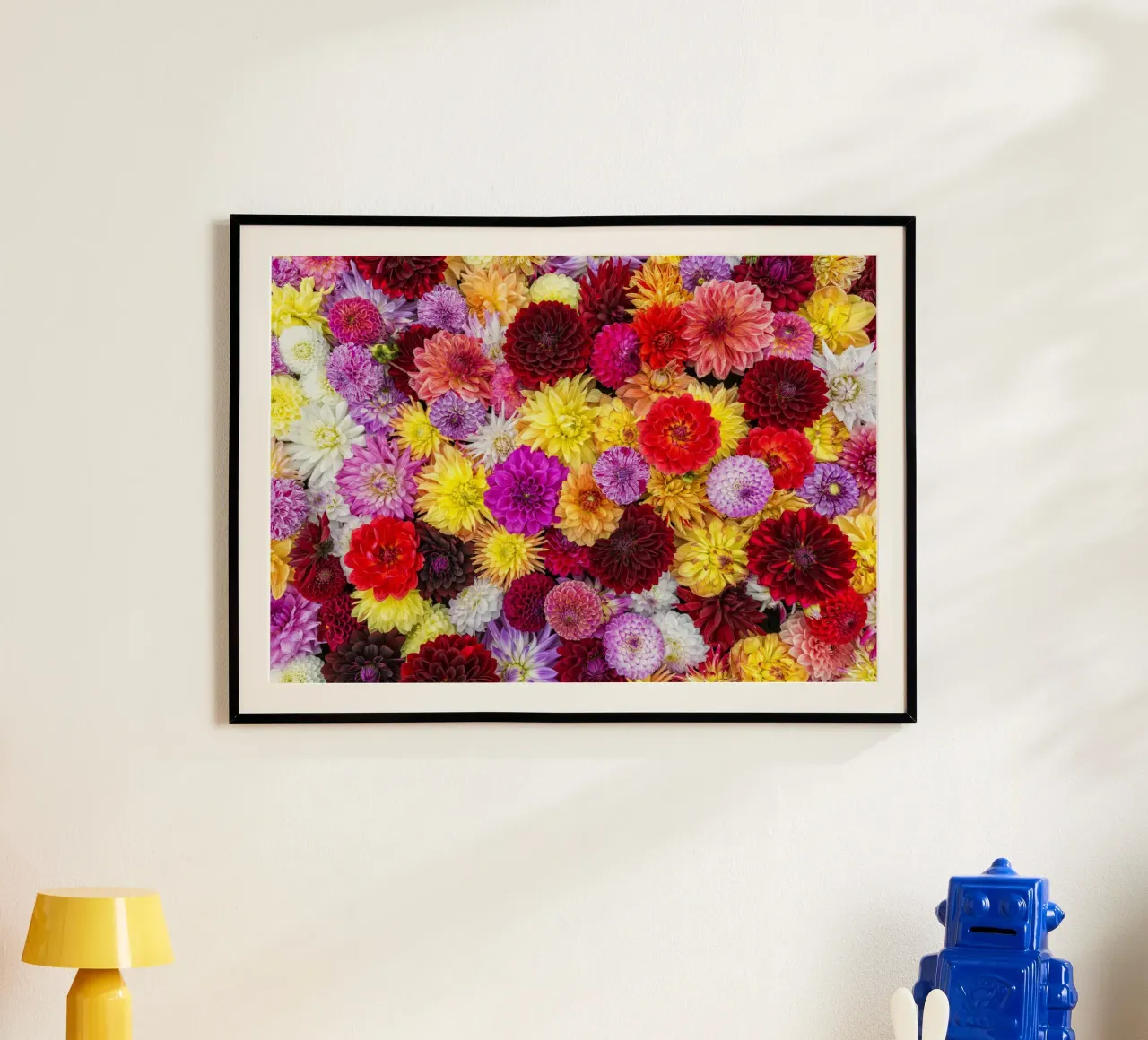 Une tapisserie vibrante : Mélange de dahlias en pleine floraison poster de Curious Collections by Marielle Leenders