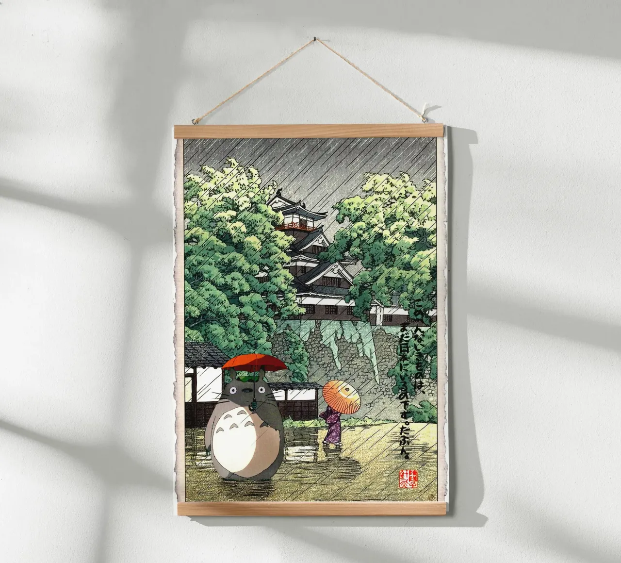 Totoro sotto la pioggia - Mashup di stampe xilografiche giapponesi poster con telaio in legno da Mashtup