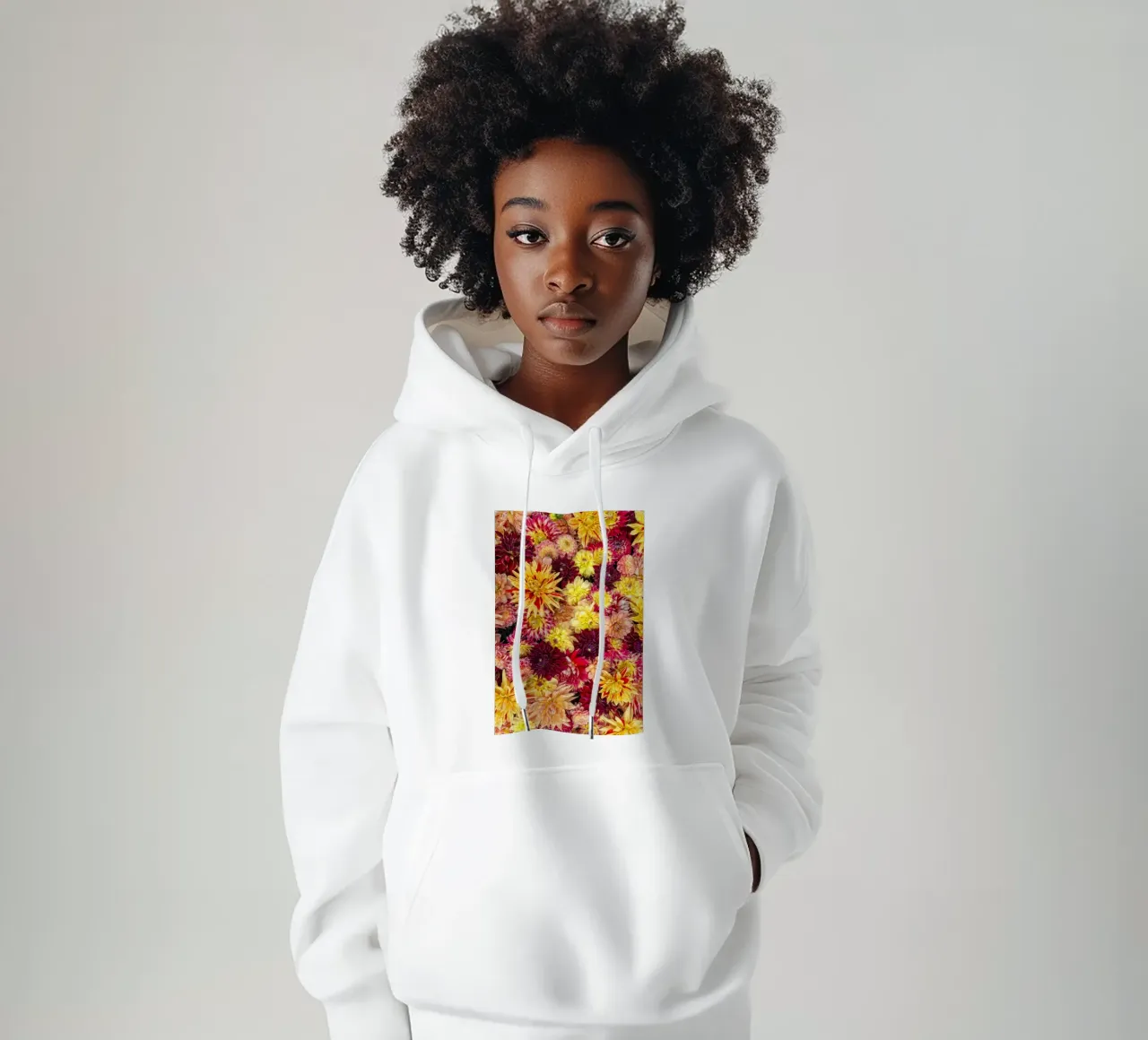 Abbondanza di fiori: Un caleidoscopio di dalie felpa con cappuccio da Curious Collections by Marielle Leenders