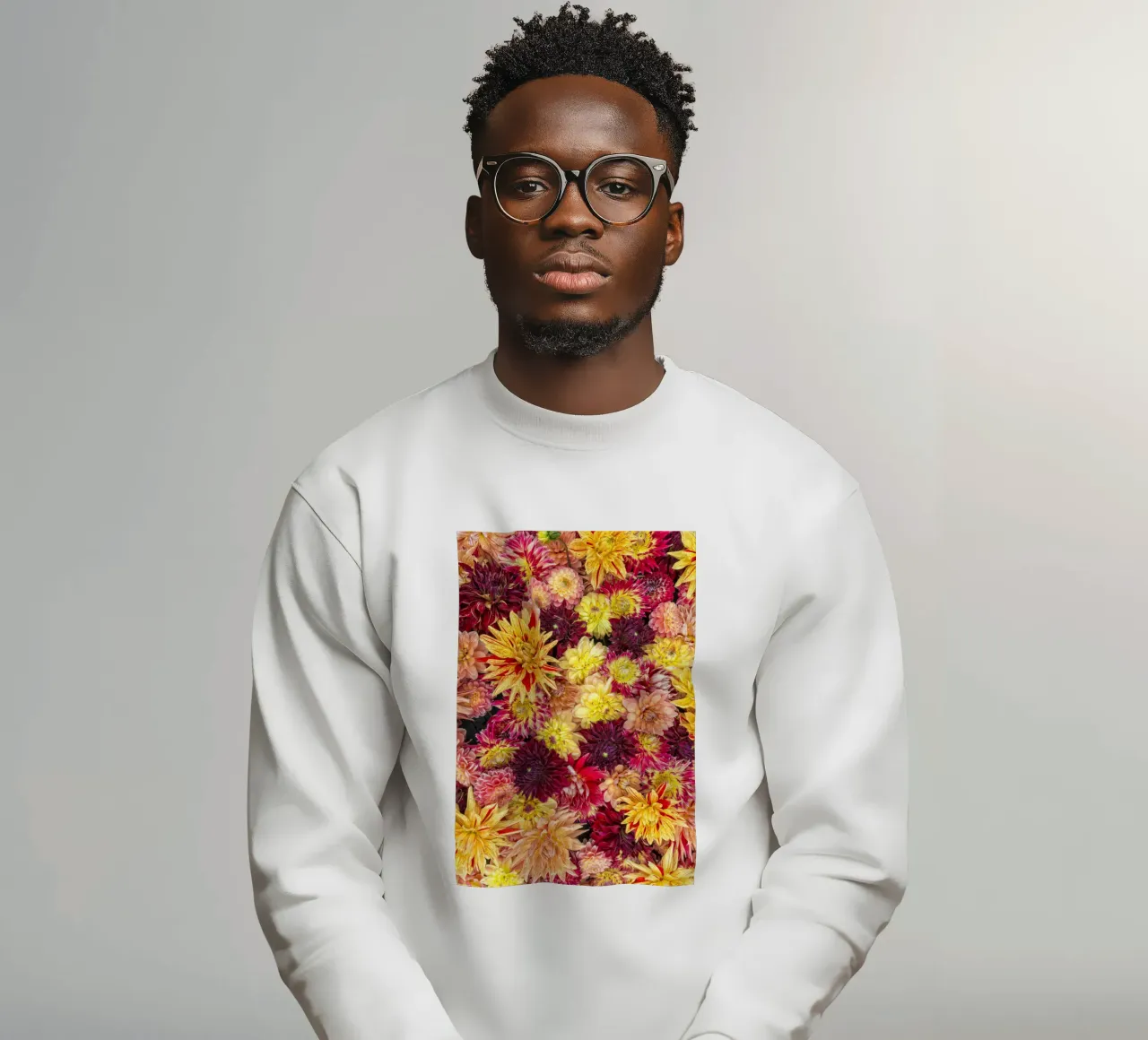 Abbondanza di fiori: Un caleidoscopio di dalie felpa da Curious Collections by Marielle Leenders