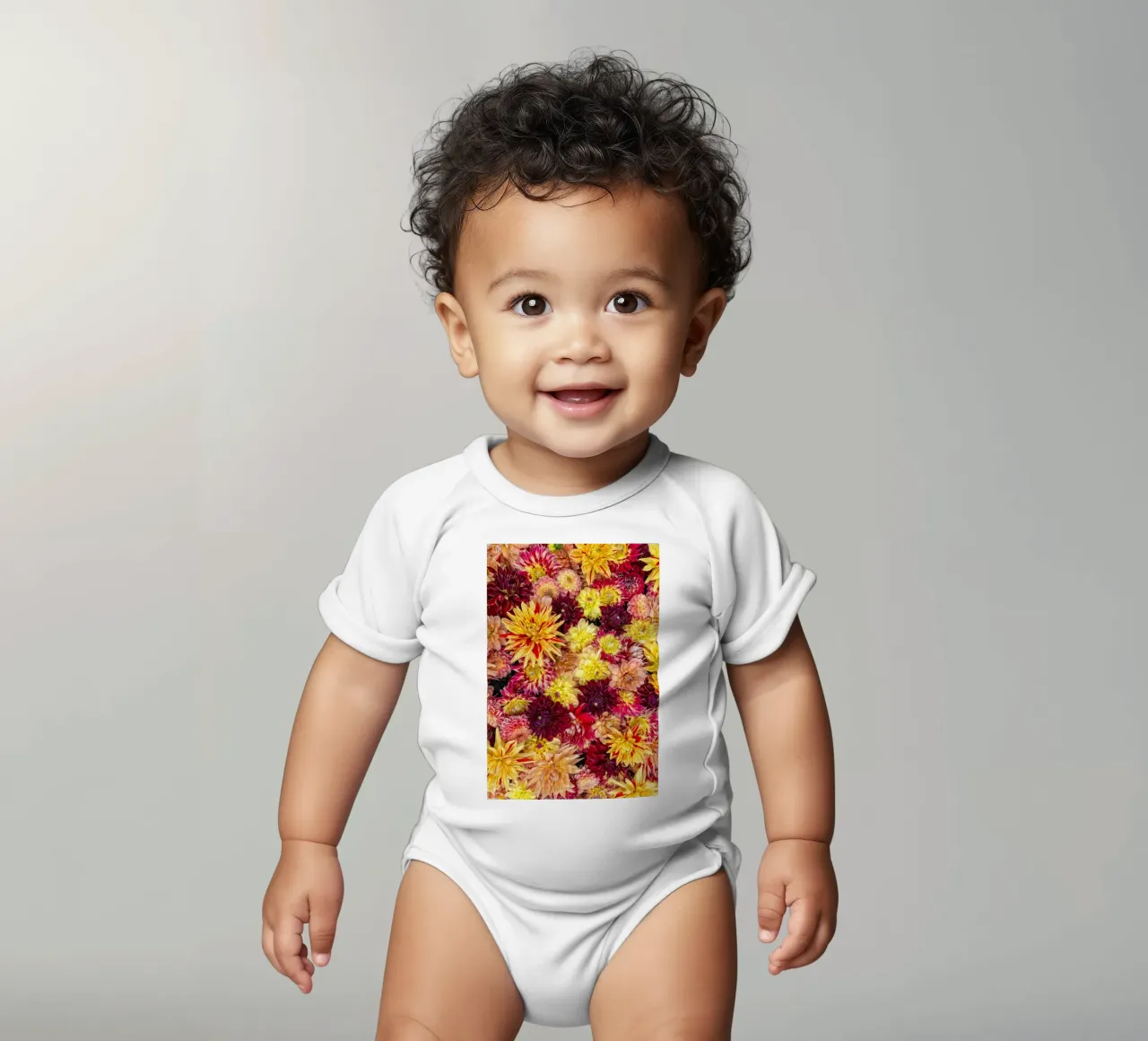Abbondanza di fiori: Un caleidoscopio di dalie body neonato maniche corte da Curious Collections by Marielle Leenders