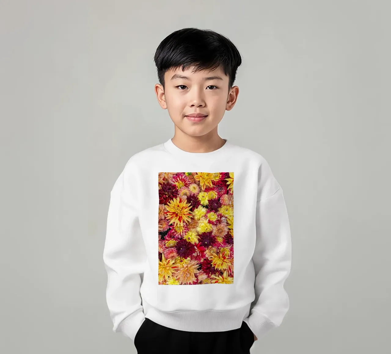 Abbondanza di fiori: Un caleidoscopio di dalie felpa bambino da Curious Collections by Marielle Leenders