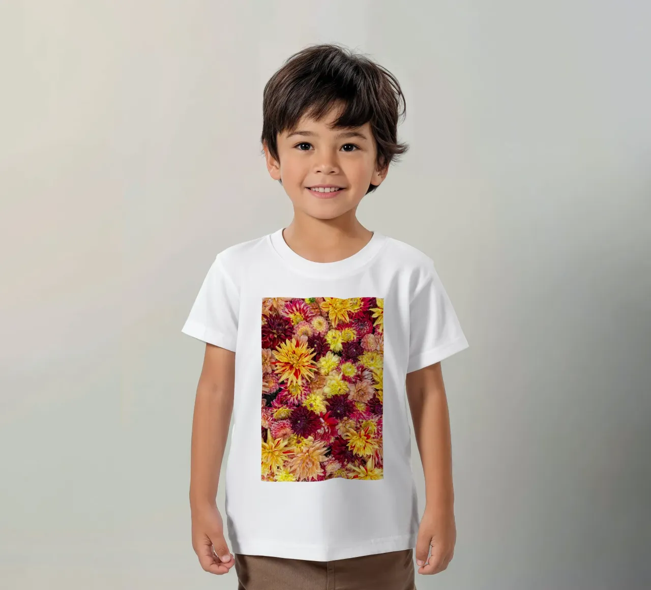 Abbondanza di fiori: Un caleidoscopio di dalie t-shirt bambini da Curious Collections by Marielle Leenders