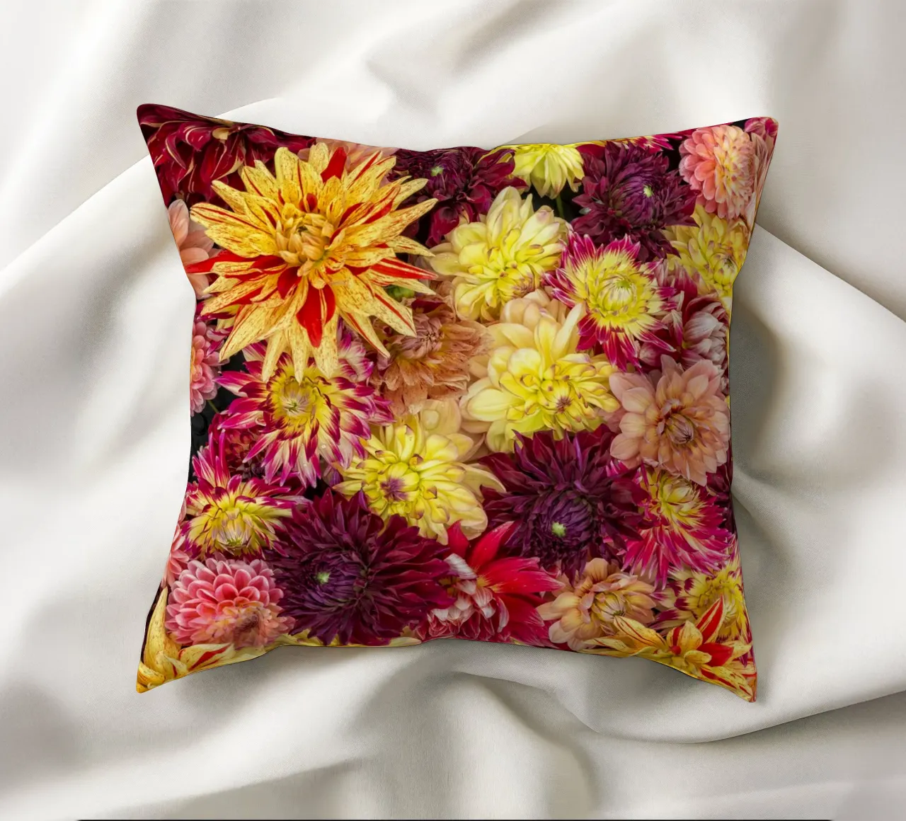 Abbondanza di fiori: Un caleidoscopio di dalie cuscino da Curious Collections by Marielle Leenders