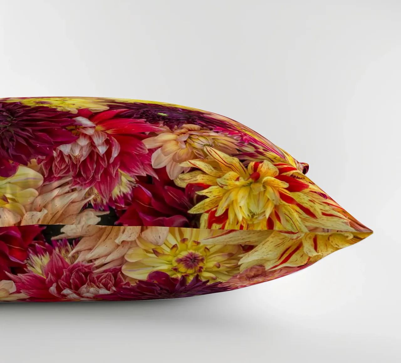 Abbondanza di fiori: Un caleidoscopio di dalie cuscino da Curious Collections by Marielle Leenders