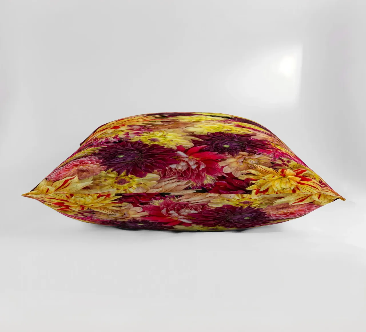 Abbondanza di fiori: Un caleidoscopio di dalie cuscino da Curious Collections by Marielle Leenders