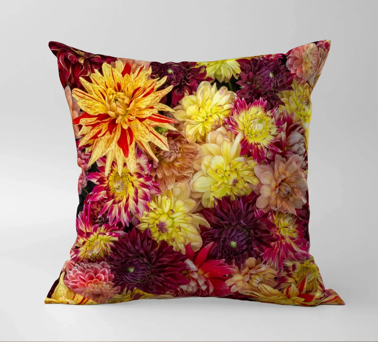 Abbondanza di fiori: Un caleidoscopio di dalie cuscino da Curious Collections by Marielle Leenders