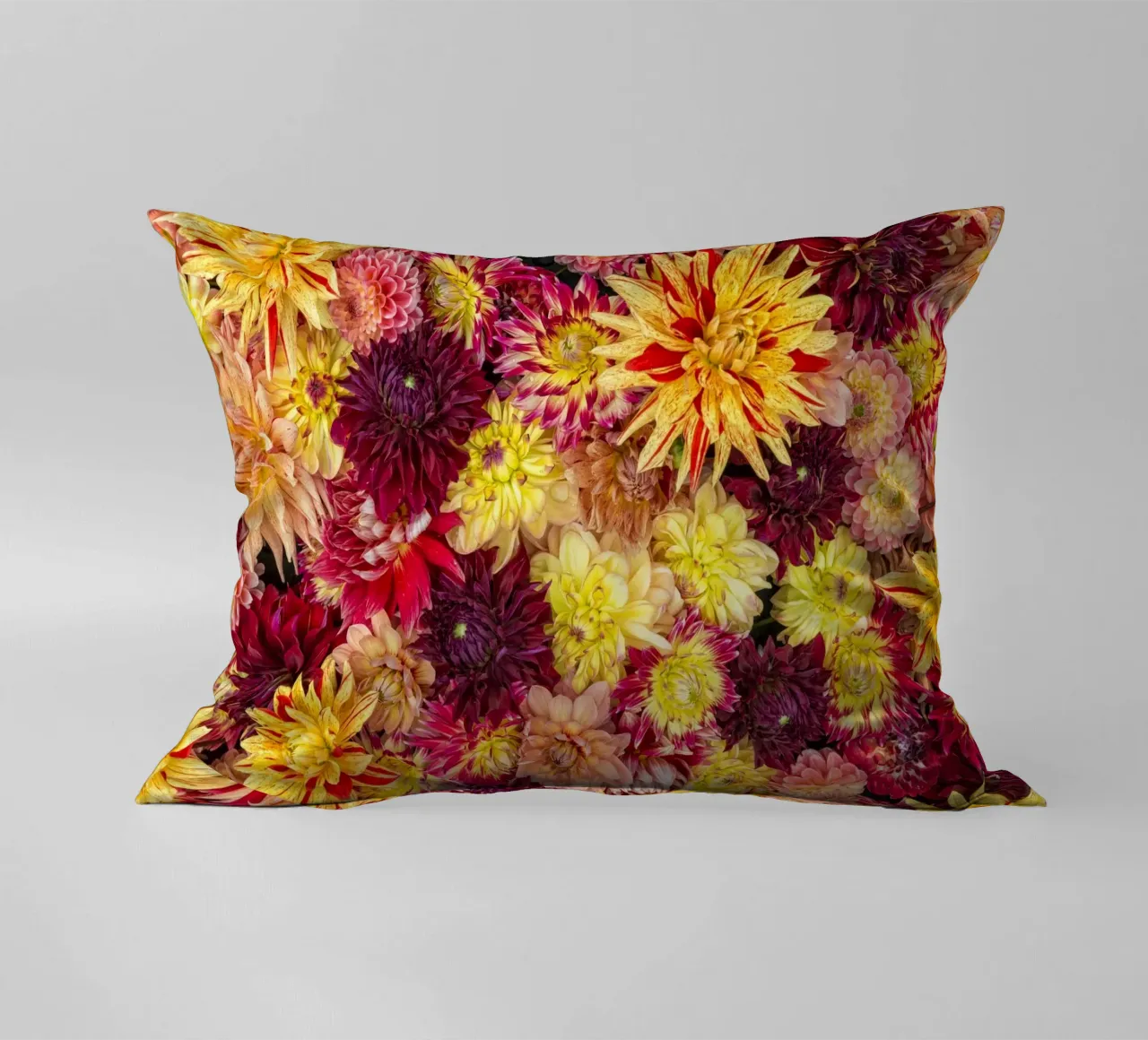 Abbondanza di fiori: Un caleidoscopio di dalie cuscino da Curious Collections by Marielle Leenders
