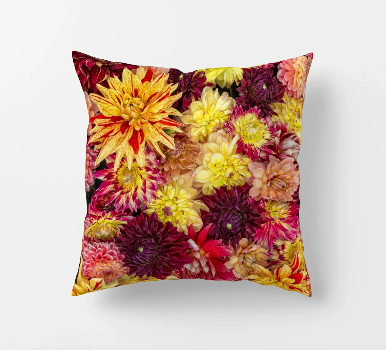 Abbondanza di fiori: Un caleidoscopio di dalie cuscino da Curious Collections by Marielle Leenders