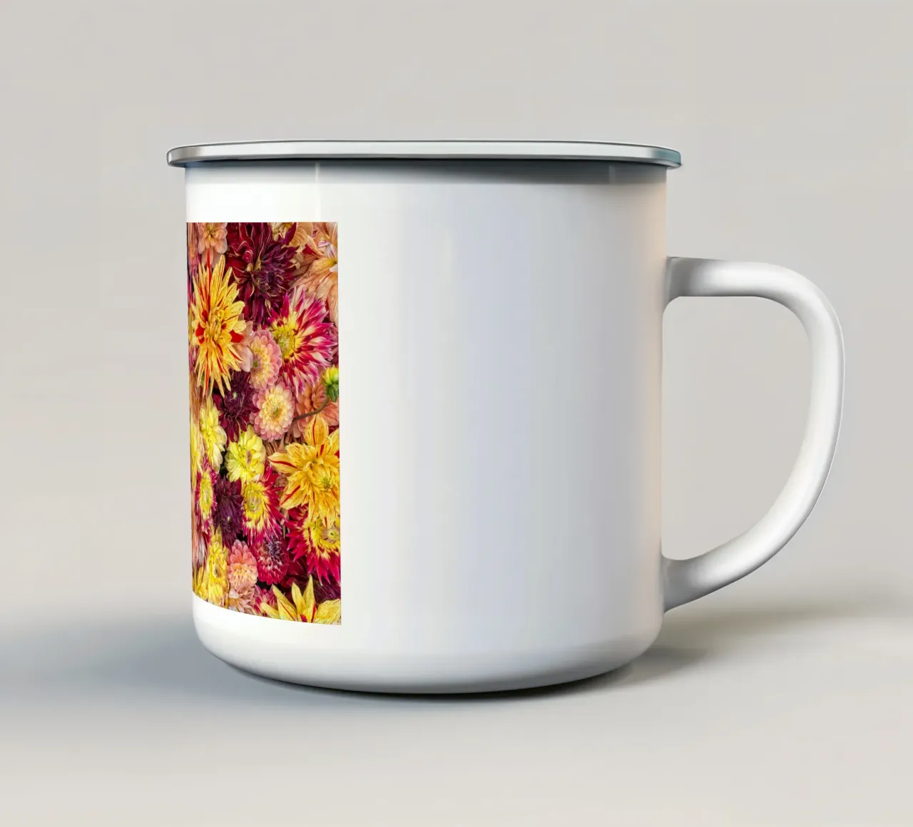 Abbondanza di fiori: Un caleidoscopio di dalie tazza in smalto da Curious Collections by Marielle Leenders