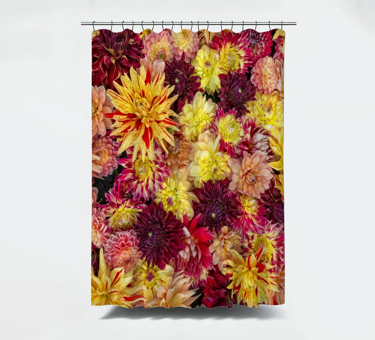 Abbondanza di fiori: Un caleidoscopio di dalie tenda da doccia da Curious Collections by Marielle Leenders