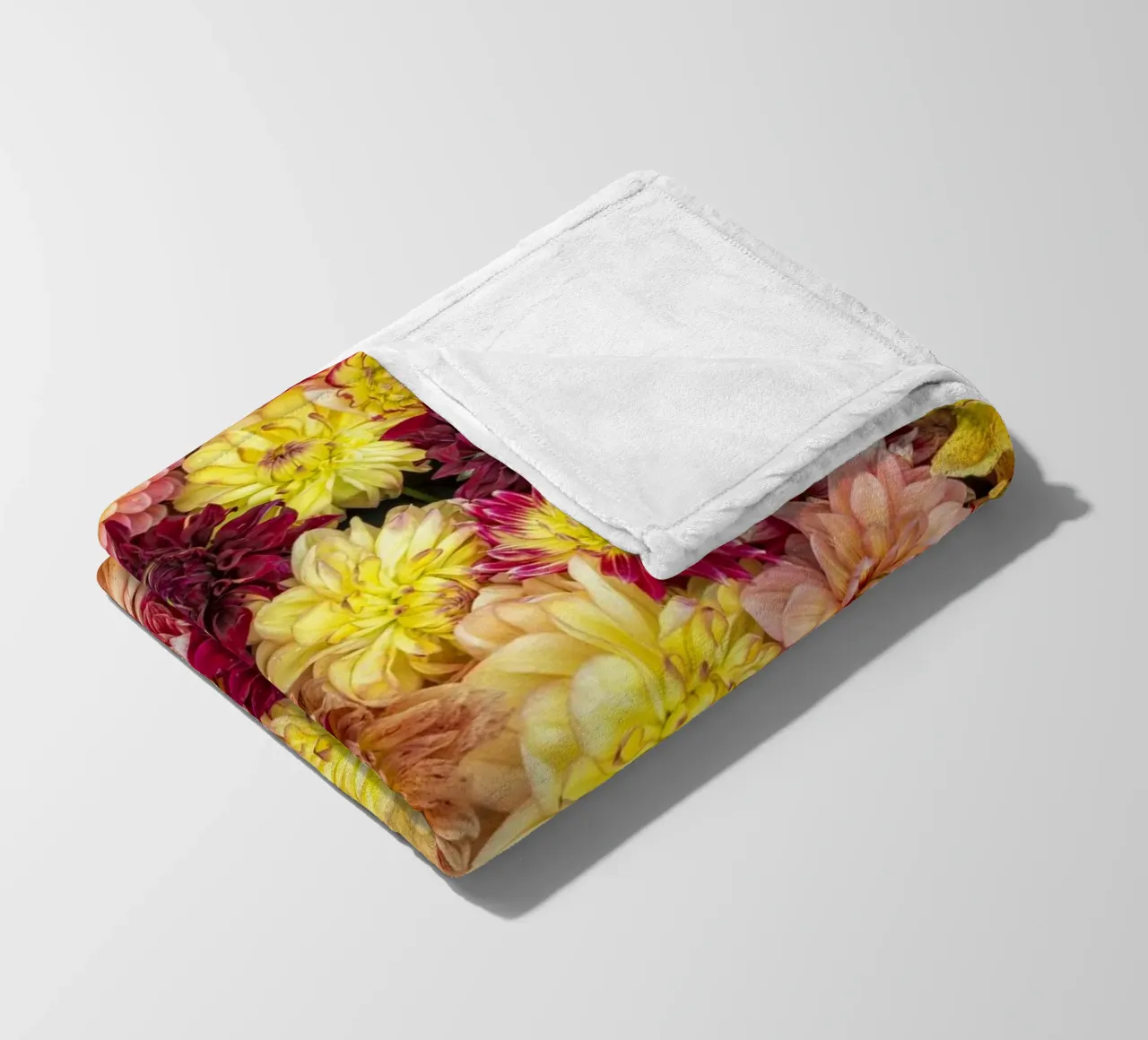 Abbondanza di fiori: Un caleidoscopio di dalie coperta in pile da Curious Collections by Marielle Leenders