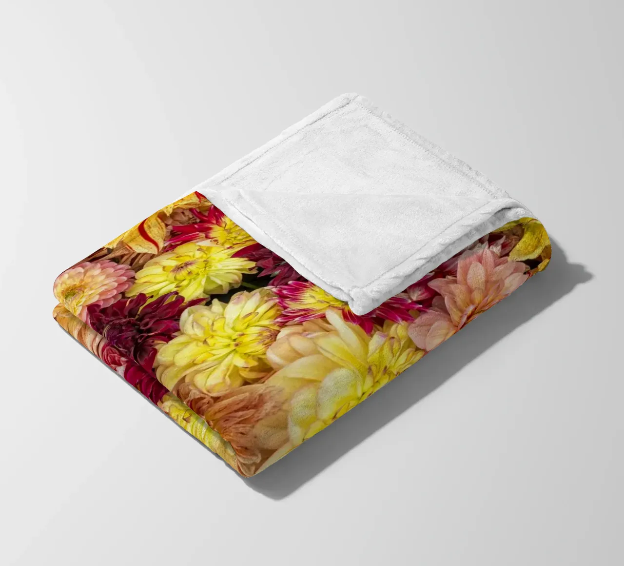 Abbondanza di fiori: Un caleidoscopio di dalie coperta in pile da Curious Collections by Marielle Leenders