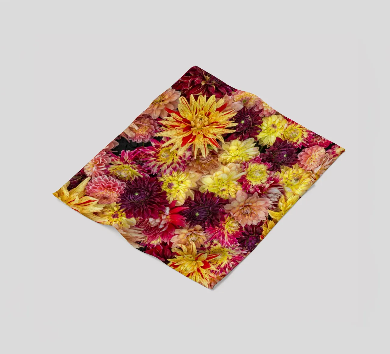 Abbondanza di fiori: Un caleidoscopio di dalie coperta in pile da Curious Collections by Marielle Leenders