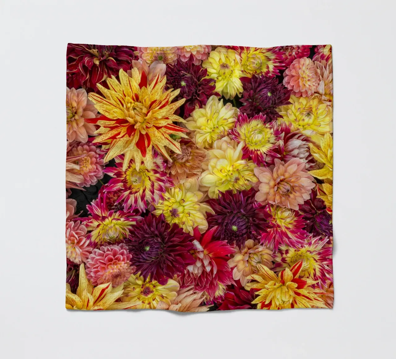 Abbondanza di fiori: Un caleidoscopio di dalie coperta in pile da Curious Collections by Marielle Leenders
