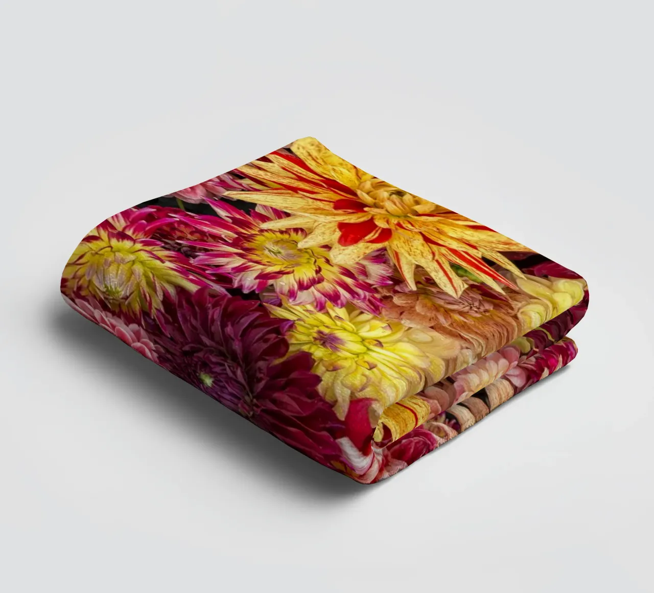 Abbondanza di fiori: Un caleidoscopio di dalie asciugamano da bagno da Curious Collections by Marielle Leenders