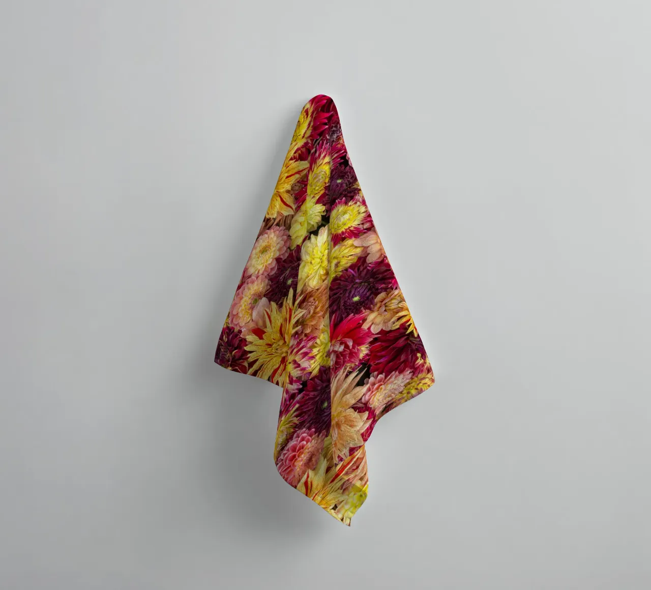 Abbondanza di fiori: Un caleidoscopio di dalie asciugamano da bagno da Curious Collections by Marielle Leenders