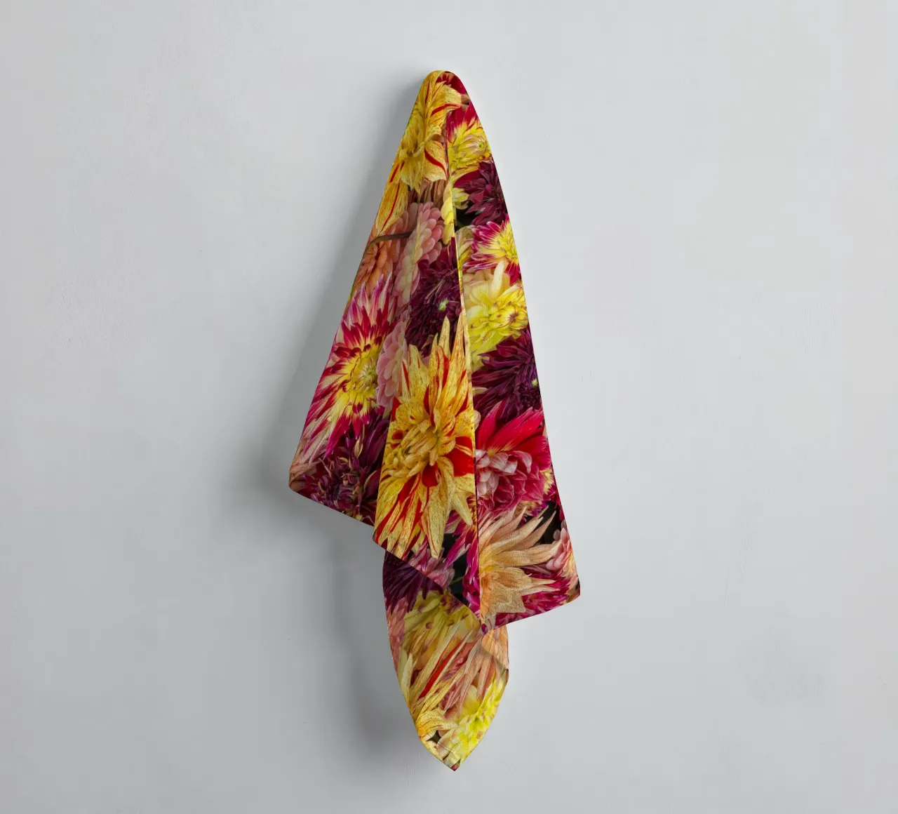 Abbondanza di fiori: Un caleidoscopio di dalie asciugamano da bagno da Curious Collections by Marielle Leenders