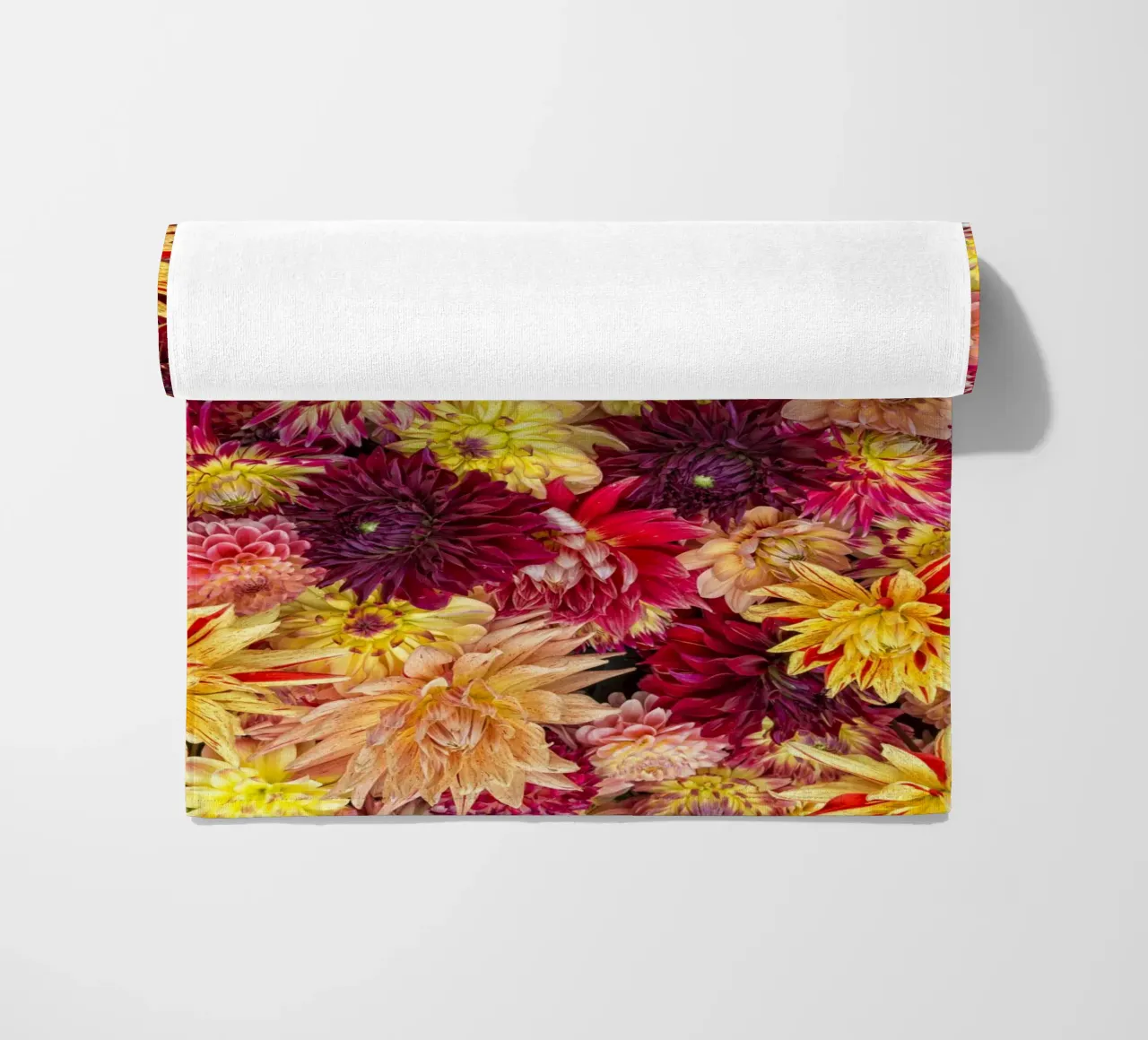 Abbondanza di fiori: Un caleidoscopio di dalie telo mare da Curious Collections by Marielle Leenders