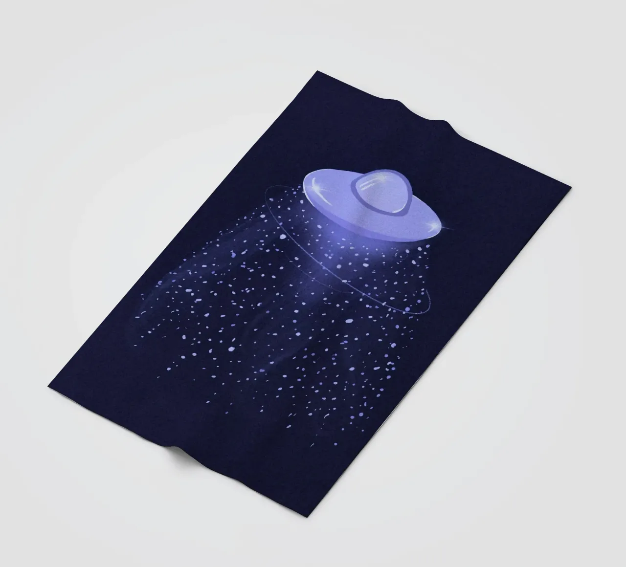 UFO mistico in una galassia blu lilla coperta in pile da Lisa Jureczko Arts Illustration