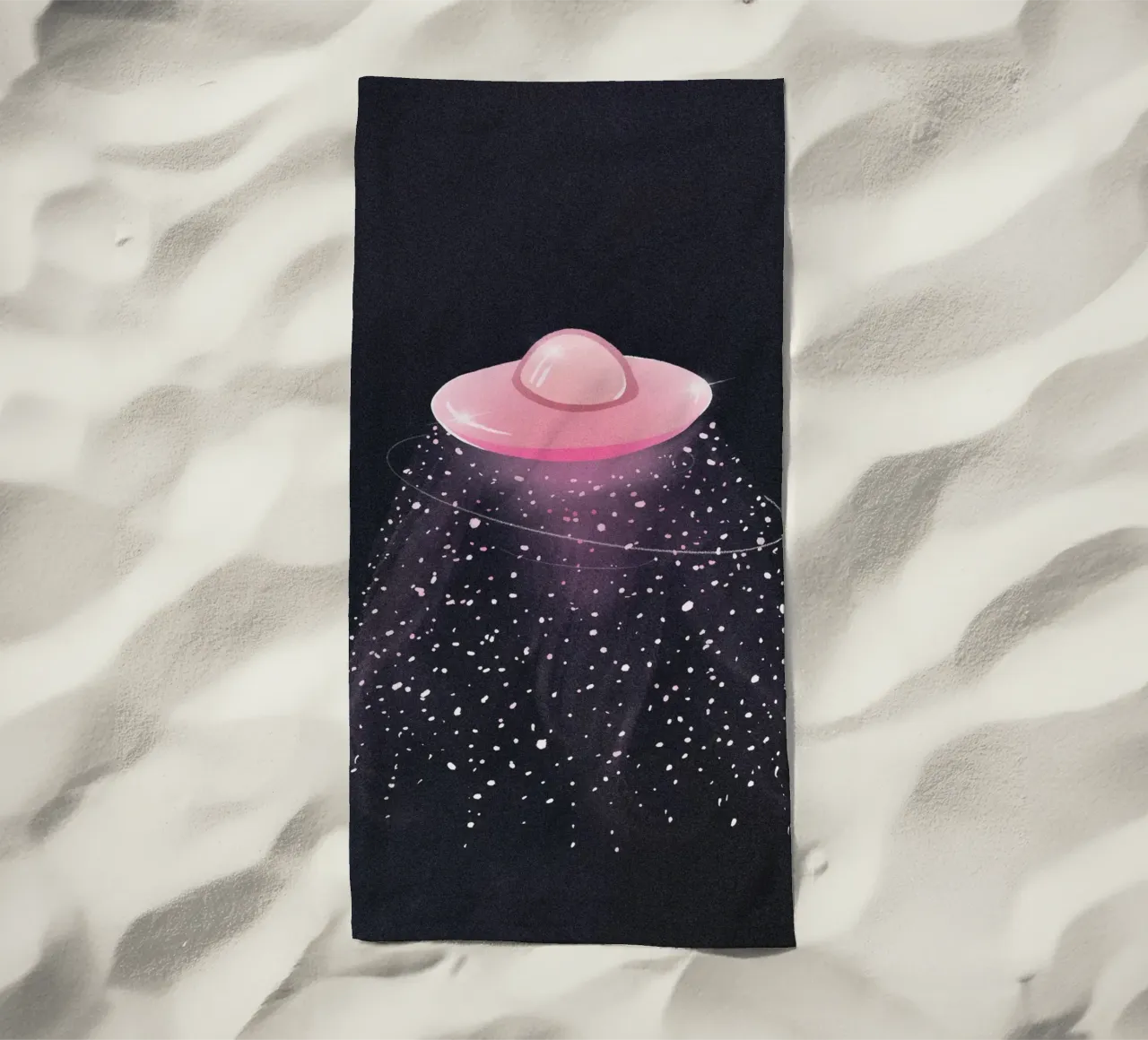 UFO mistico rosa chiaro in una galassia nera e scura telo mare da Lisa Jureczko Arts Illustration