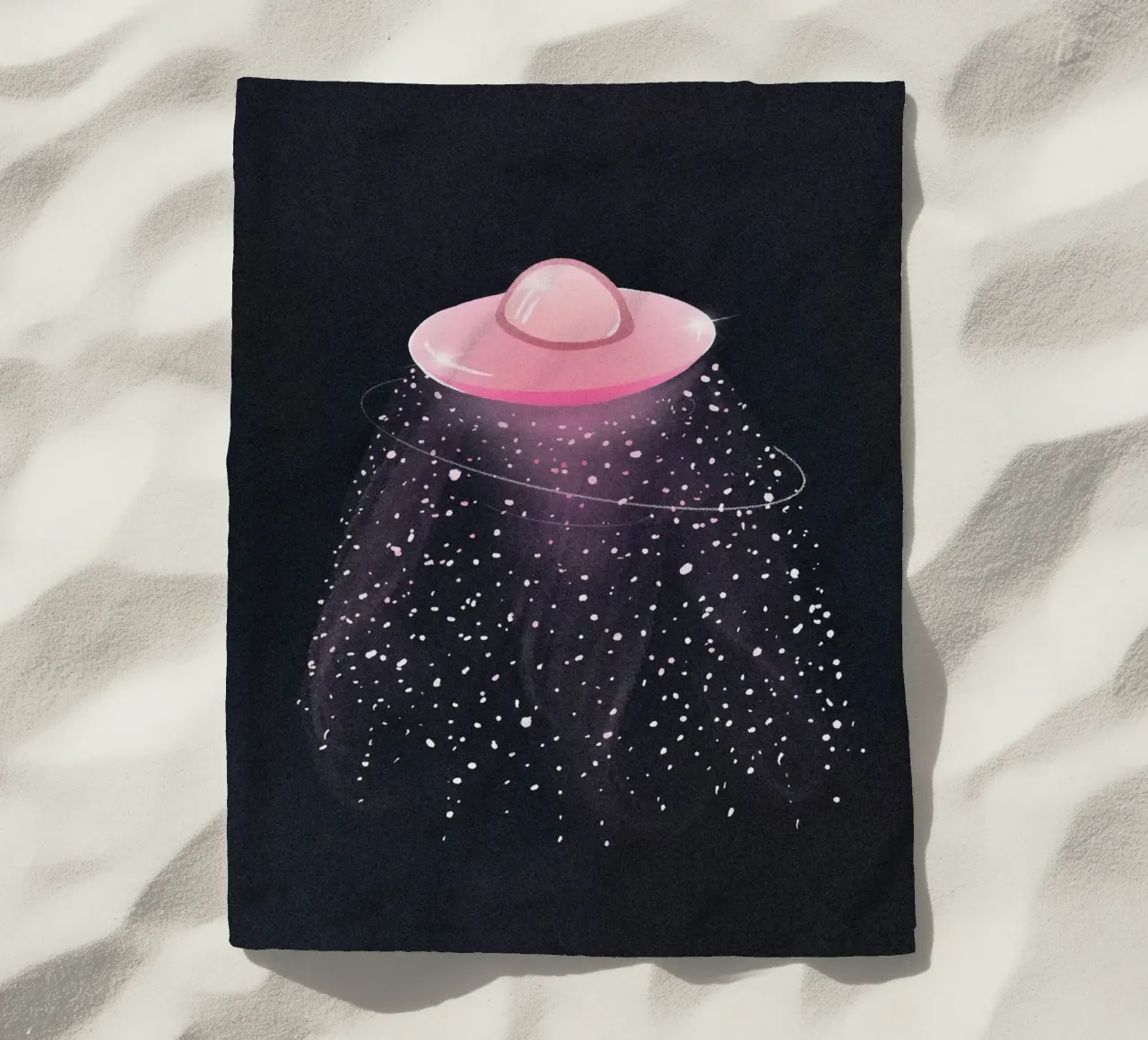 UFO mistico rosa chiaro in una galassia nera e scura telo mare da Lisa Jureczko Arts Illustration