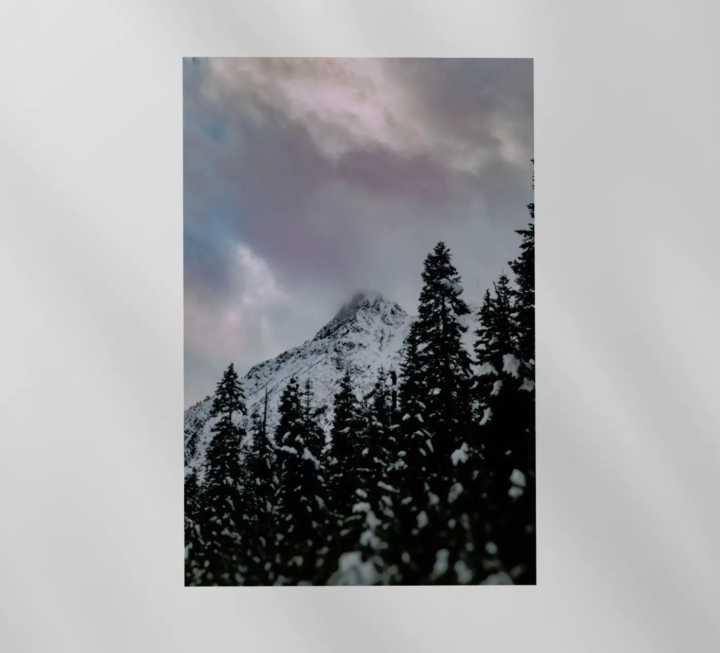 Cascade Mountain pellicola backlit da Leah Flores