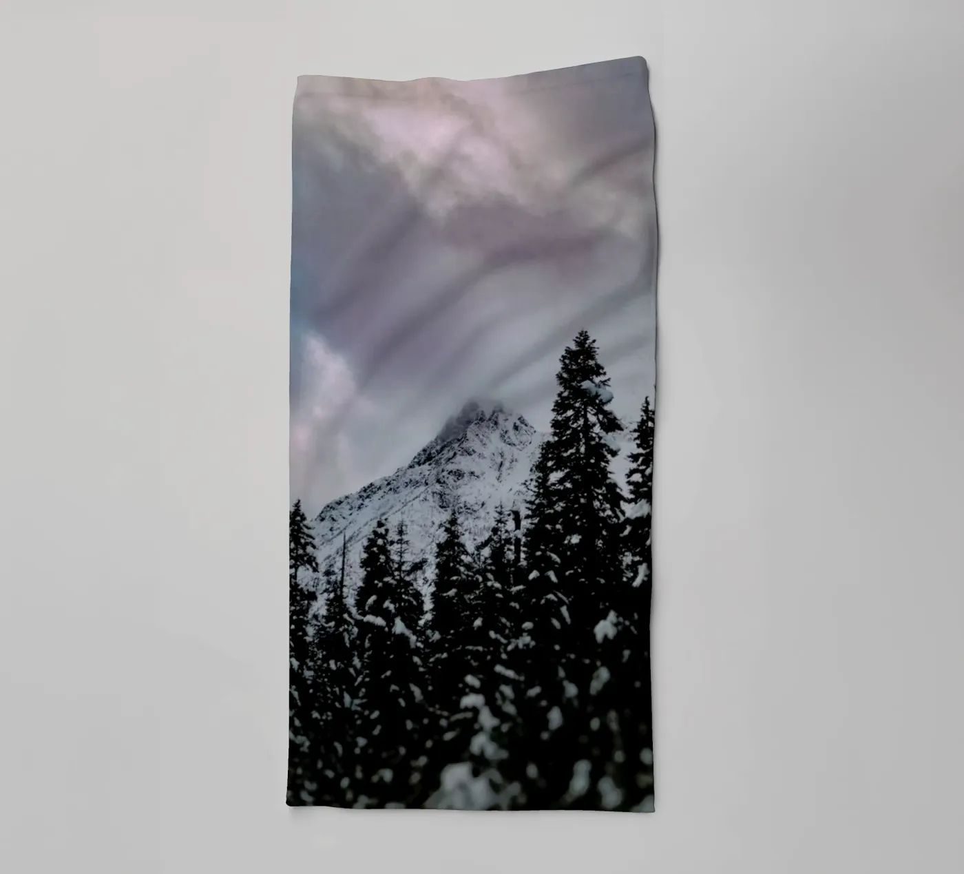 Cascade Mountain badhanddoek van Leah Flores