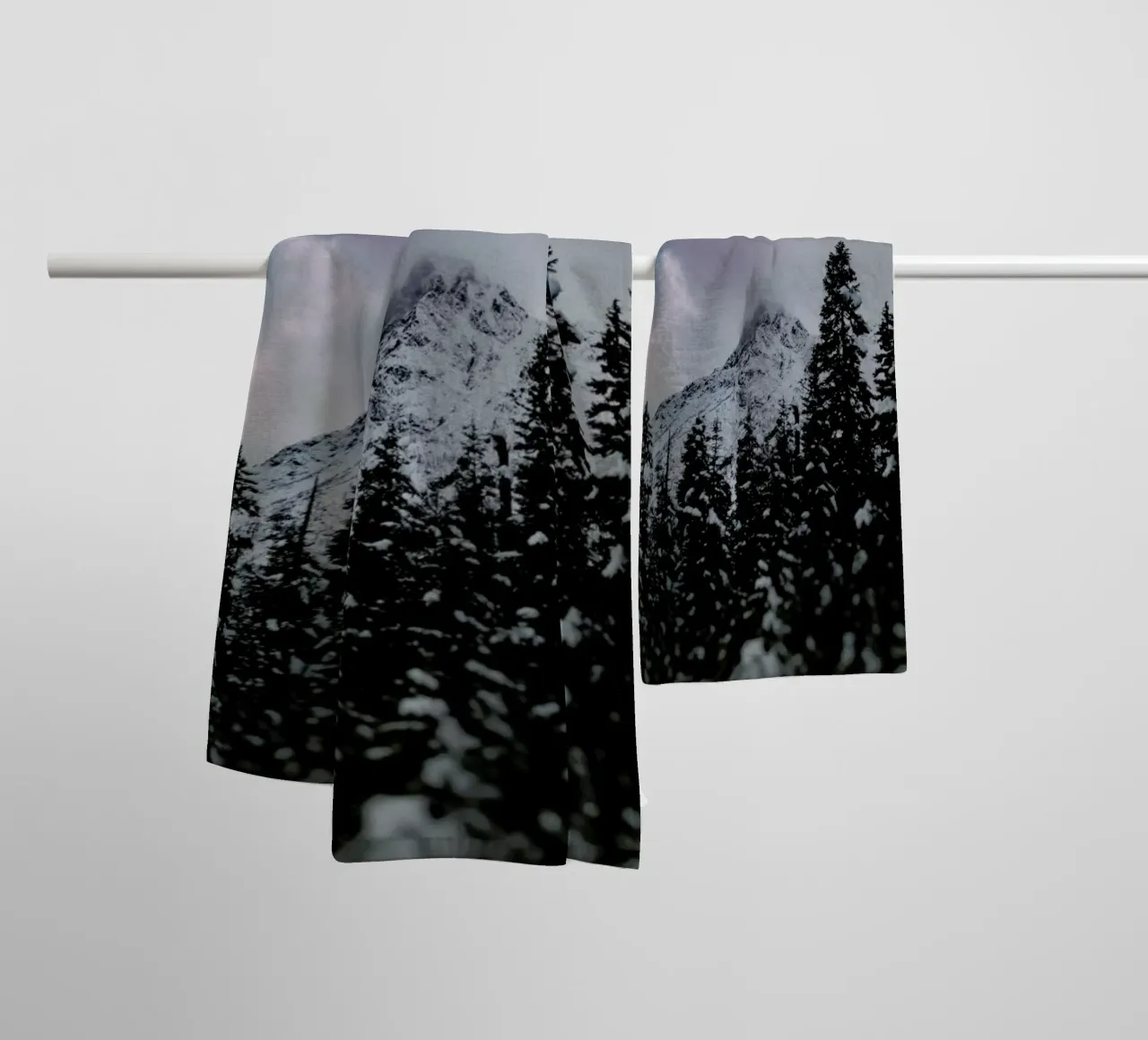 Cascade Mountain asciugamano da bagno da Leah Flores