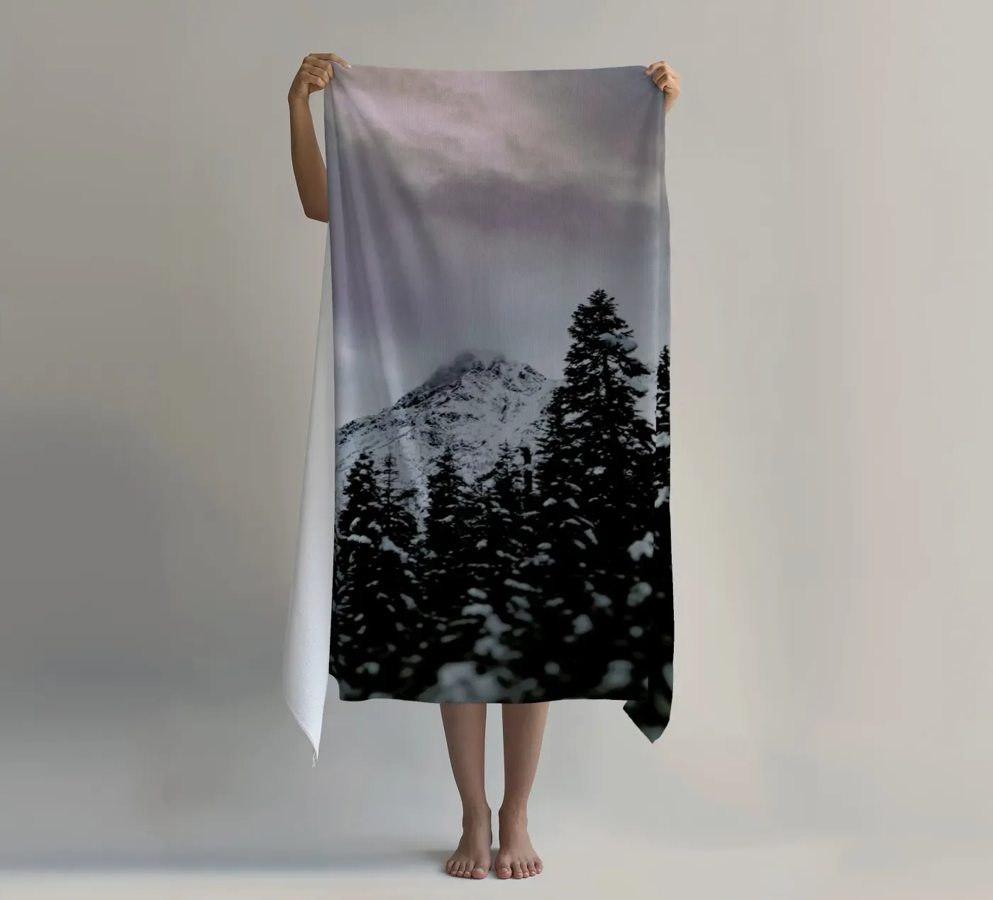 Cascade Mountain serviette de plage de Leah Flores