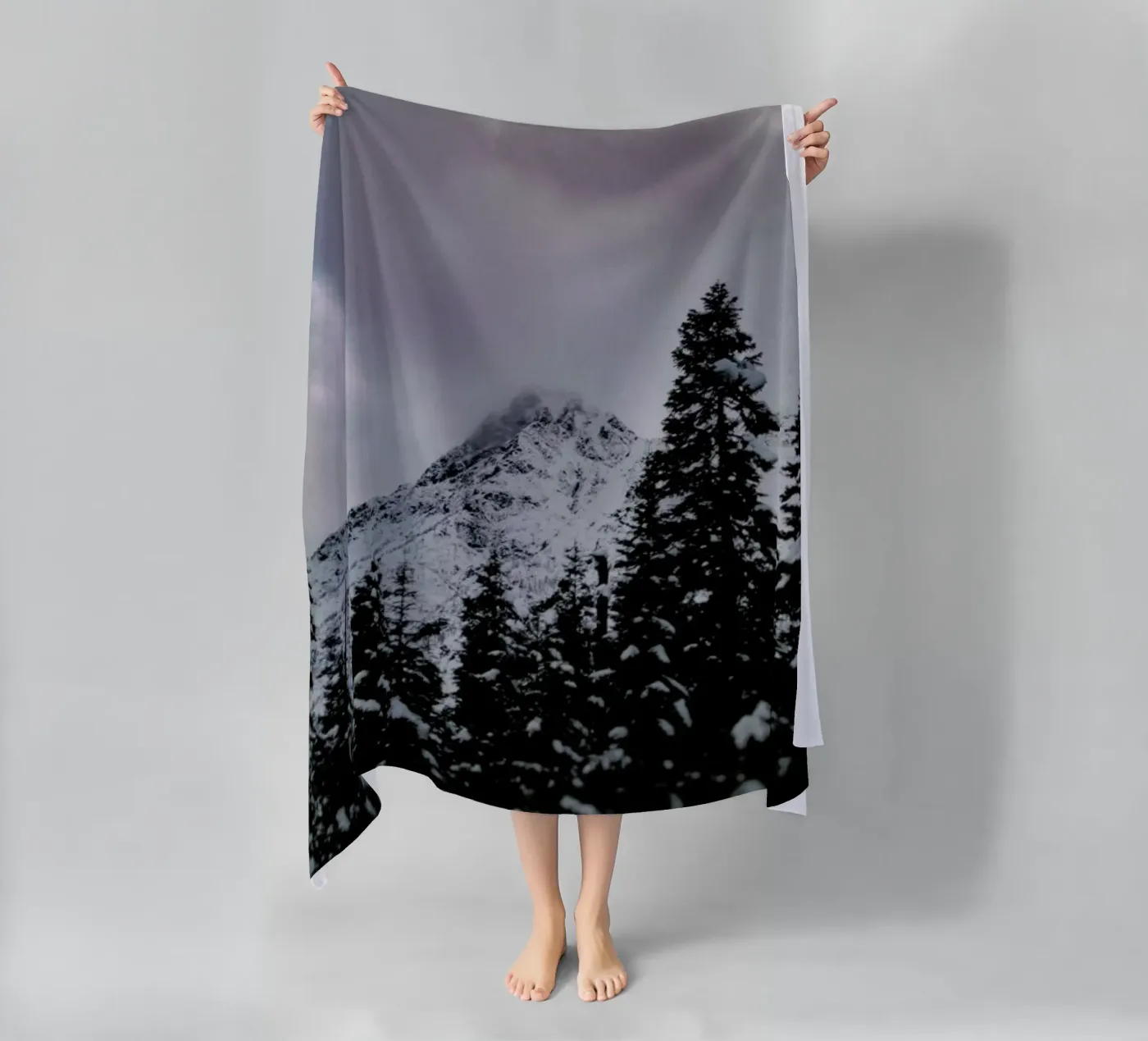 Cascade Mountain serviette de plage de Leah Flores