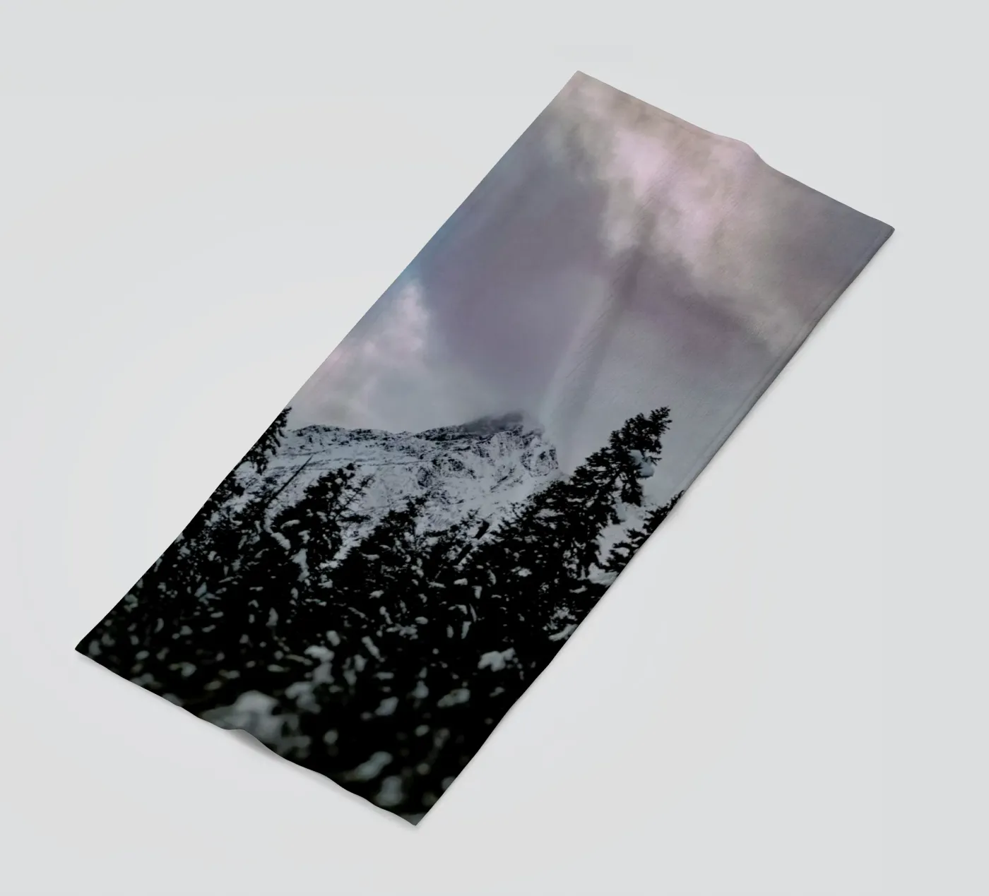 Cascade Mountain serviette de plage de Leah Flores