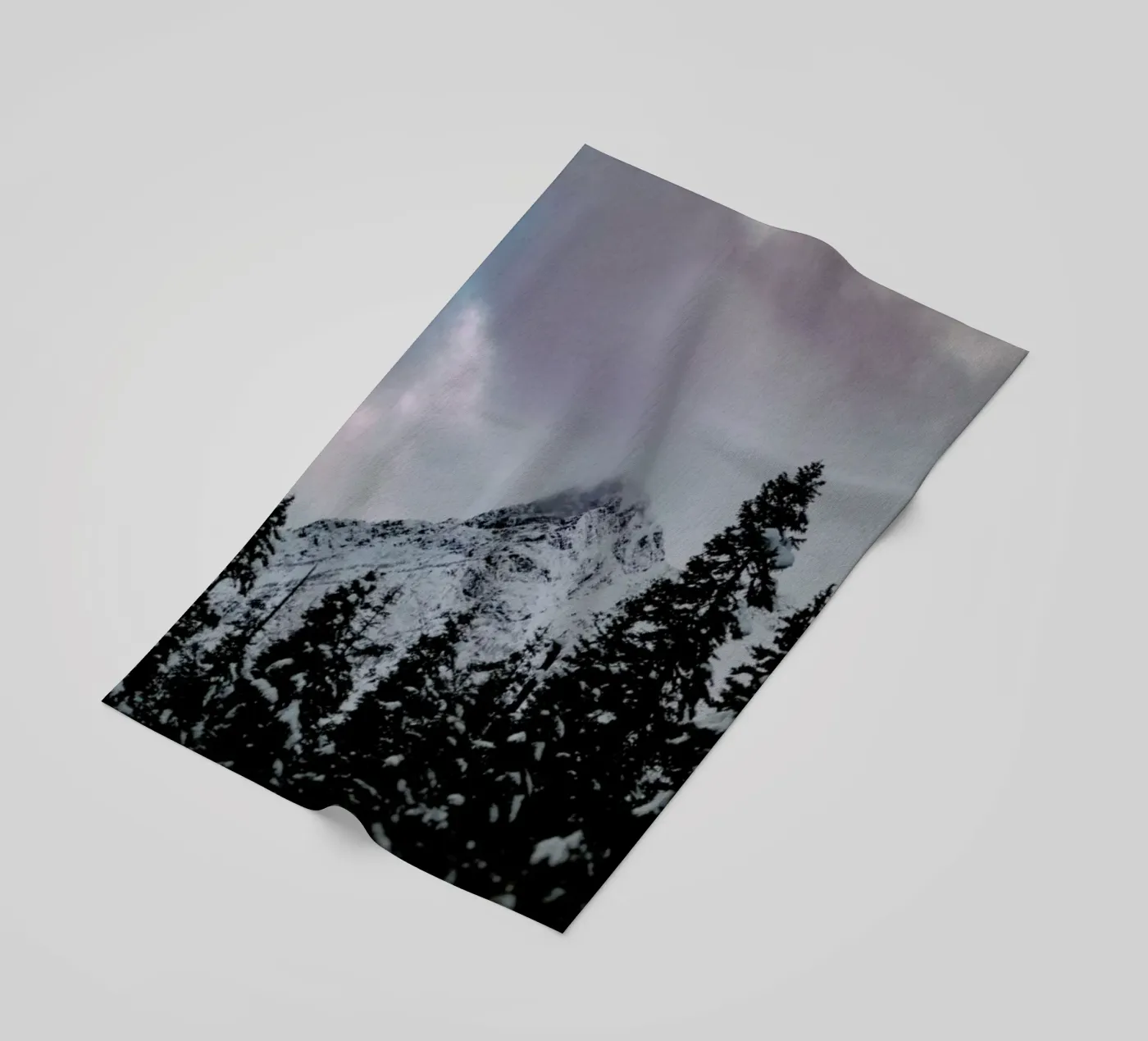 Cascade Mountain serviette de plage de Leah Flores