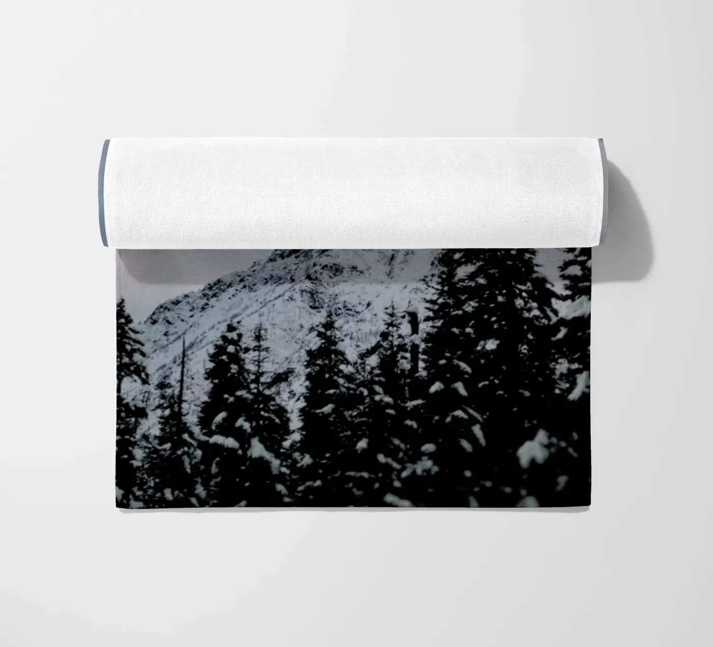 Cascade Mountain serviette de plage de Leah Flores