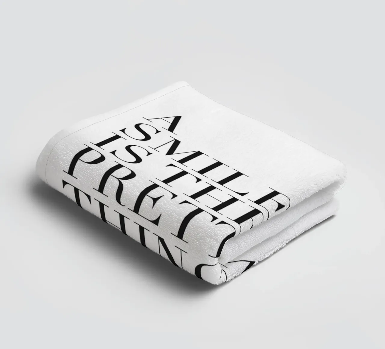Inspirierendes Poster – A Smile Is Prettiest Handtuch von Whole©