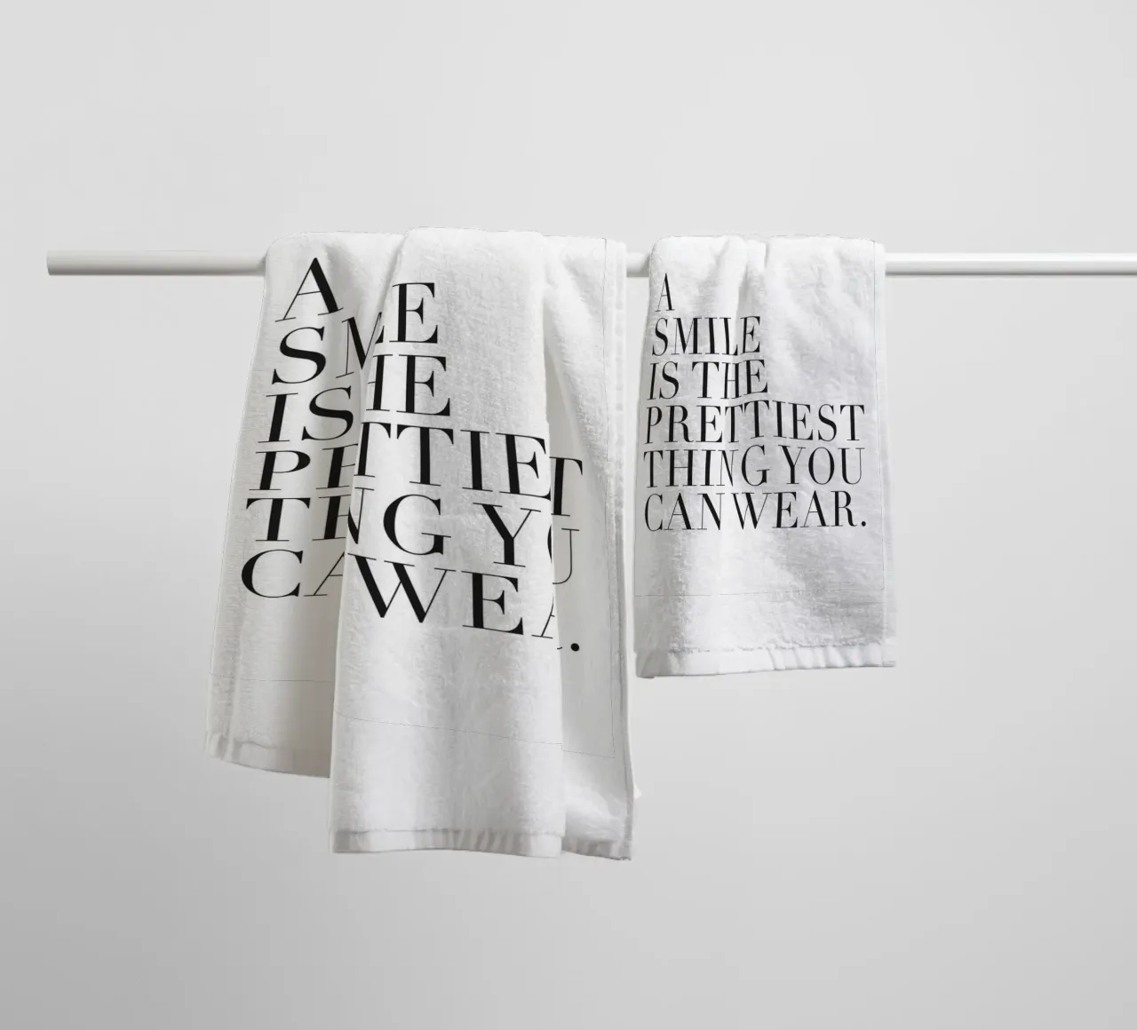 Inspirierendes Poster – A Smile Is Prettiest Handtuch von Whole©