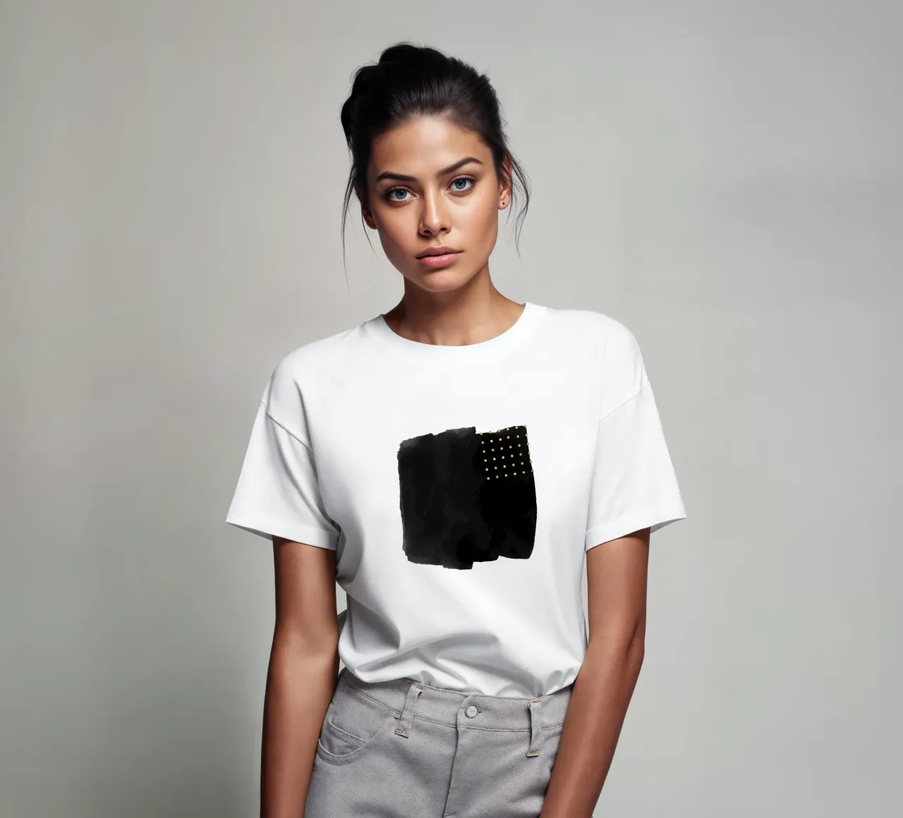 Pennellata astratta nera ad acquerello con pois dorati t-shirt da amini54