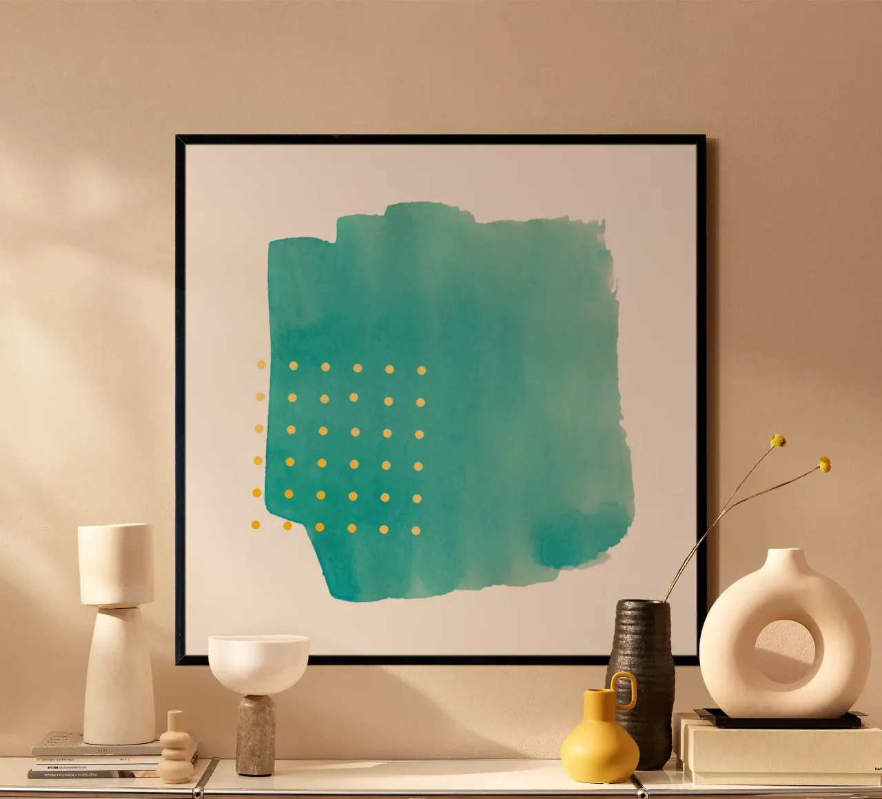 Trait de pinceau abstrait à l'aquarelle sarcelle avec des pois jaunes poster avec cadre en aluminium de amini54