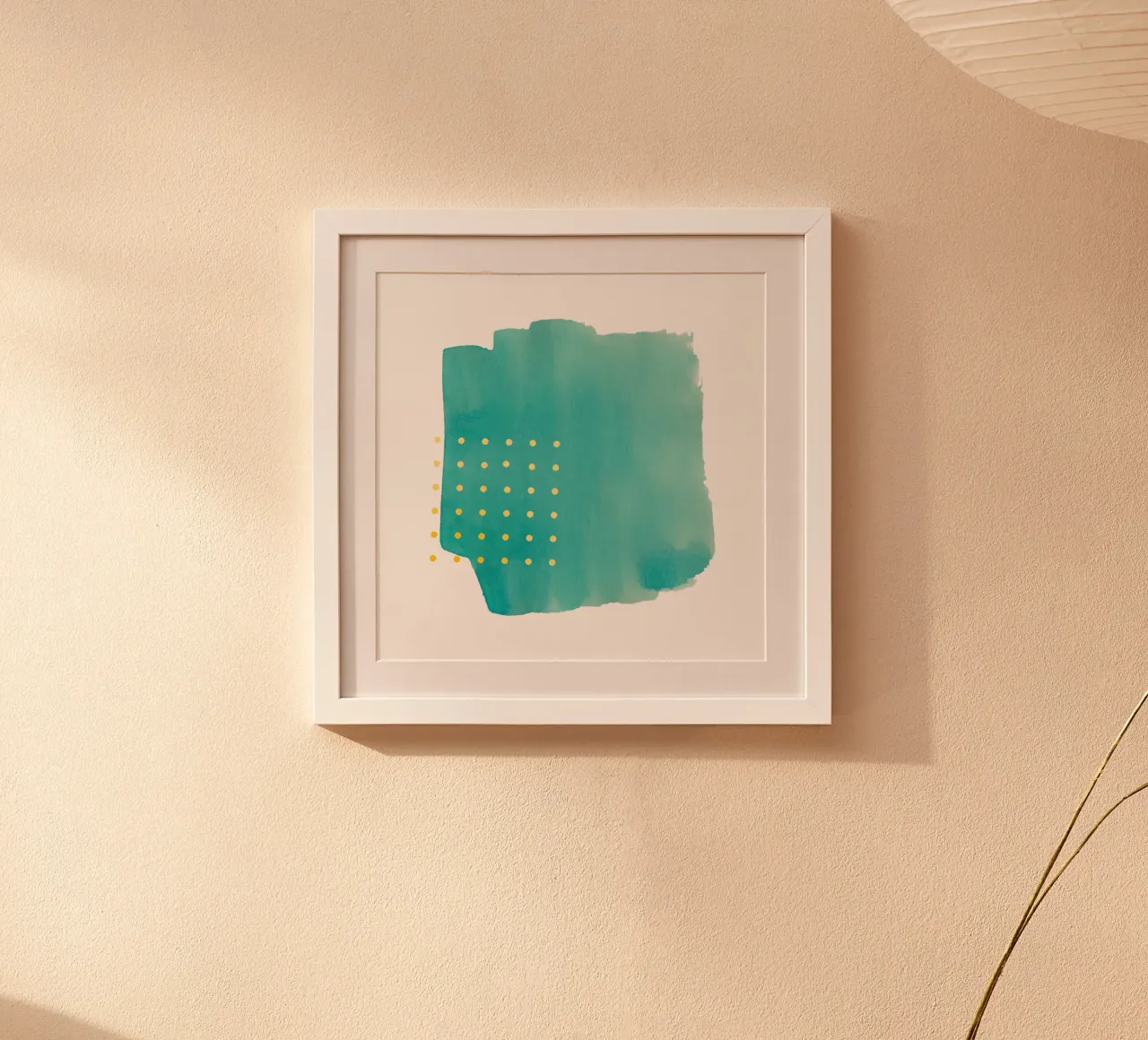 Trait de pinceau abstrait à l'aquarelle sarcelle avec des pois jaunes poster avec cadre en aluminium de amini54