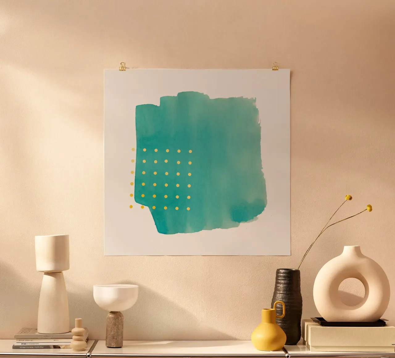 Trait de pinceau abstrait à l'aquarelle sarcelle avec des pois jaunes poster avec cadre en aluminium de amini54