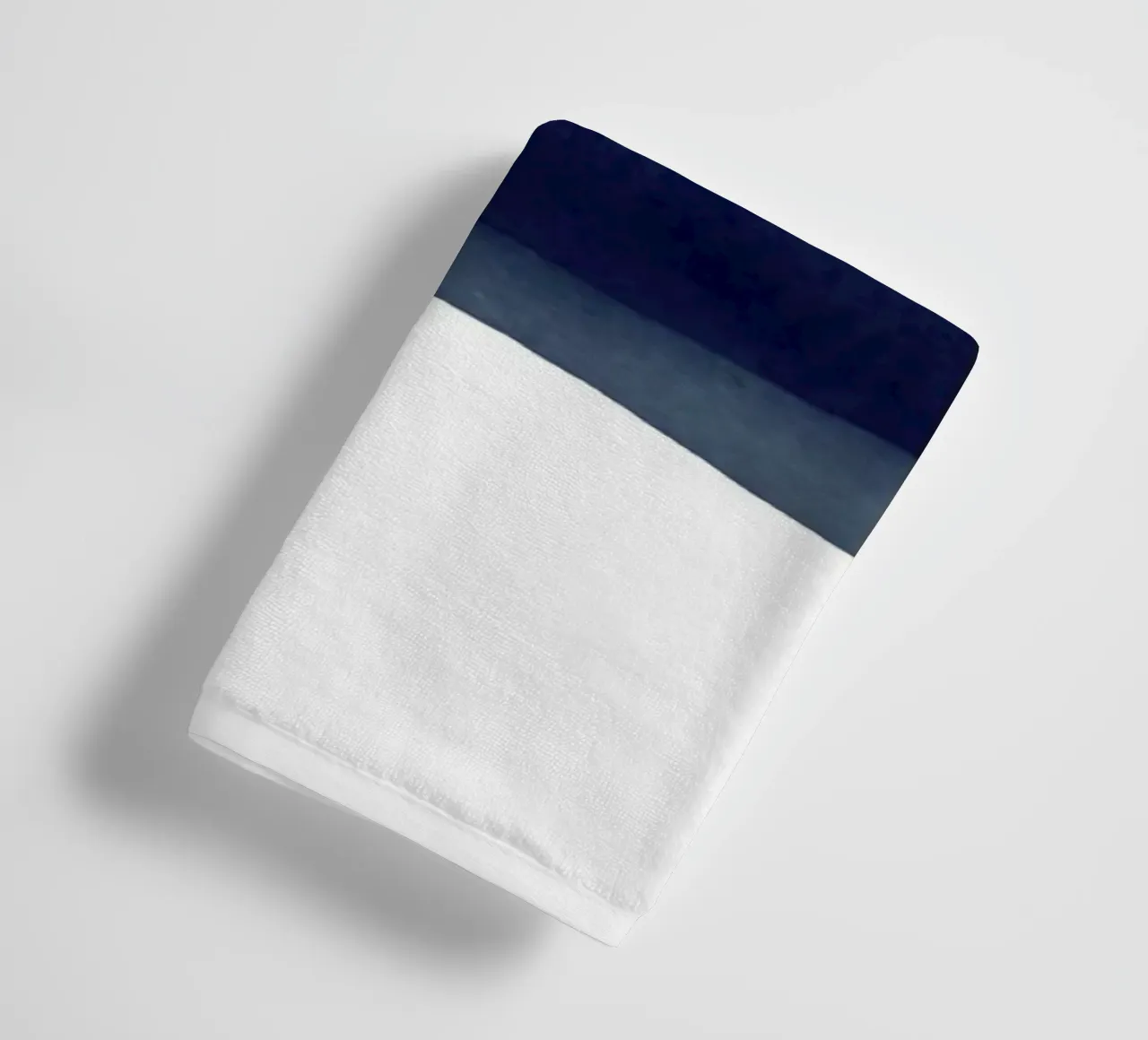 Minimal marineblauw abstract 02 landschap badhanddoek van amini54