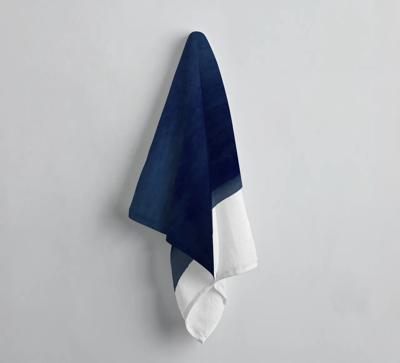 Minimal marineblauw abstract 02 landschap badhanddoek van amini54