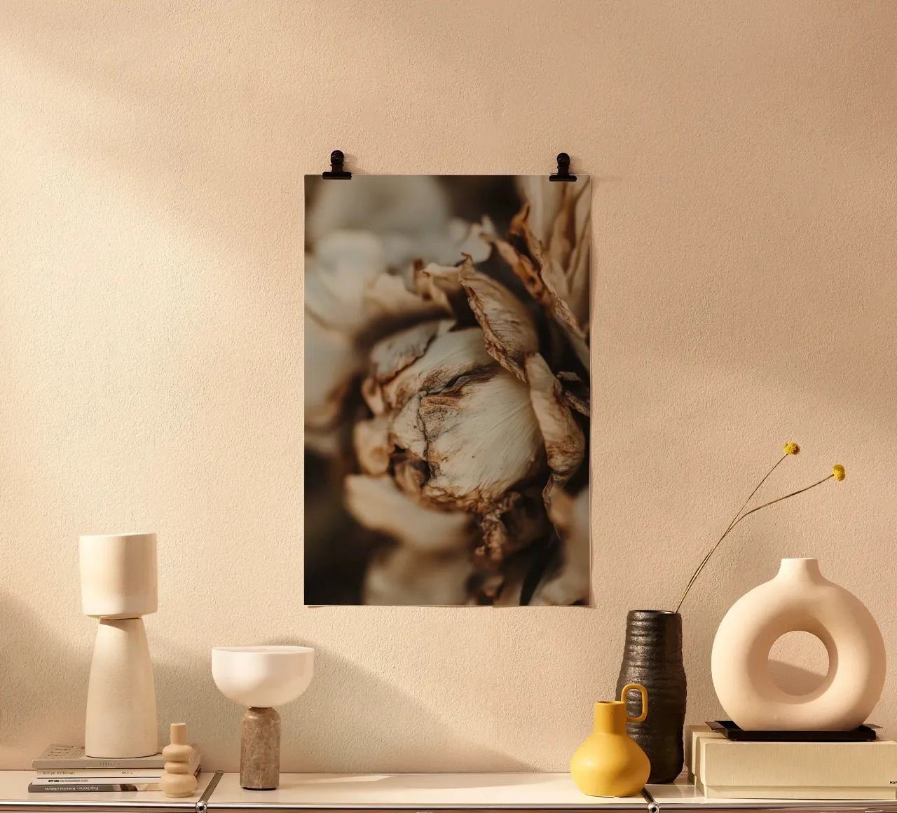 Dry Peony poster con telaio in alluminio da treechild