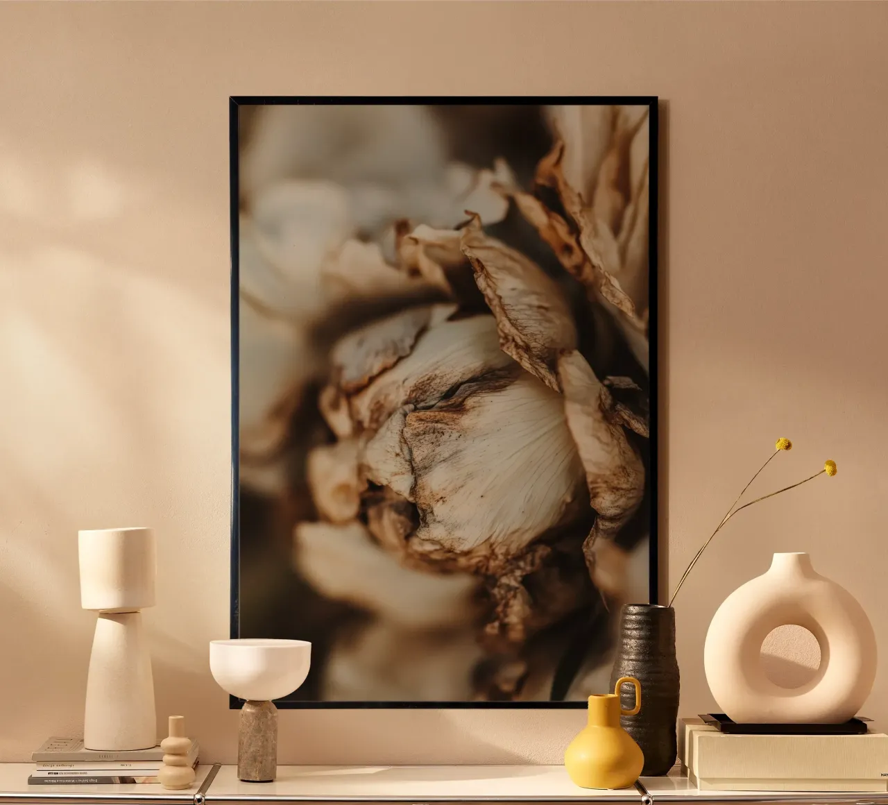 Dry Peony poster con telaio in alluminio da treechild