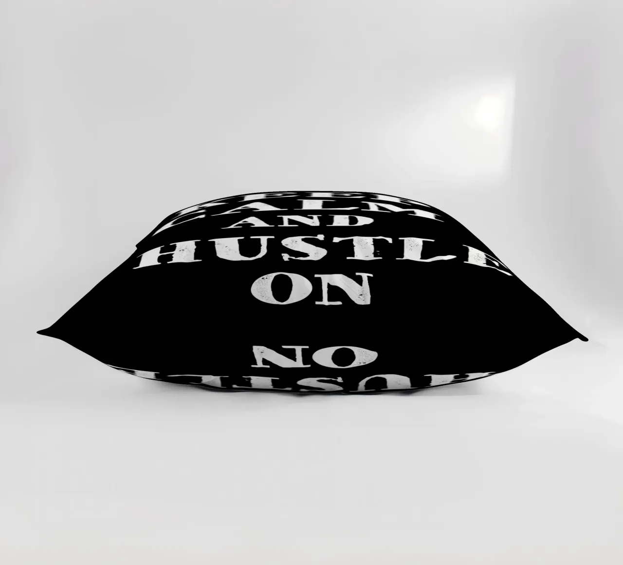 Keep calm and hustle on cuscino da happieeagle