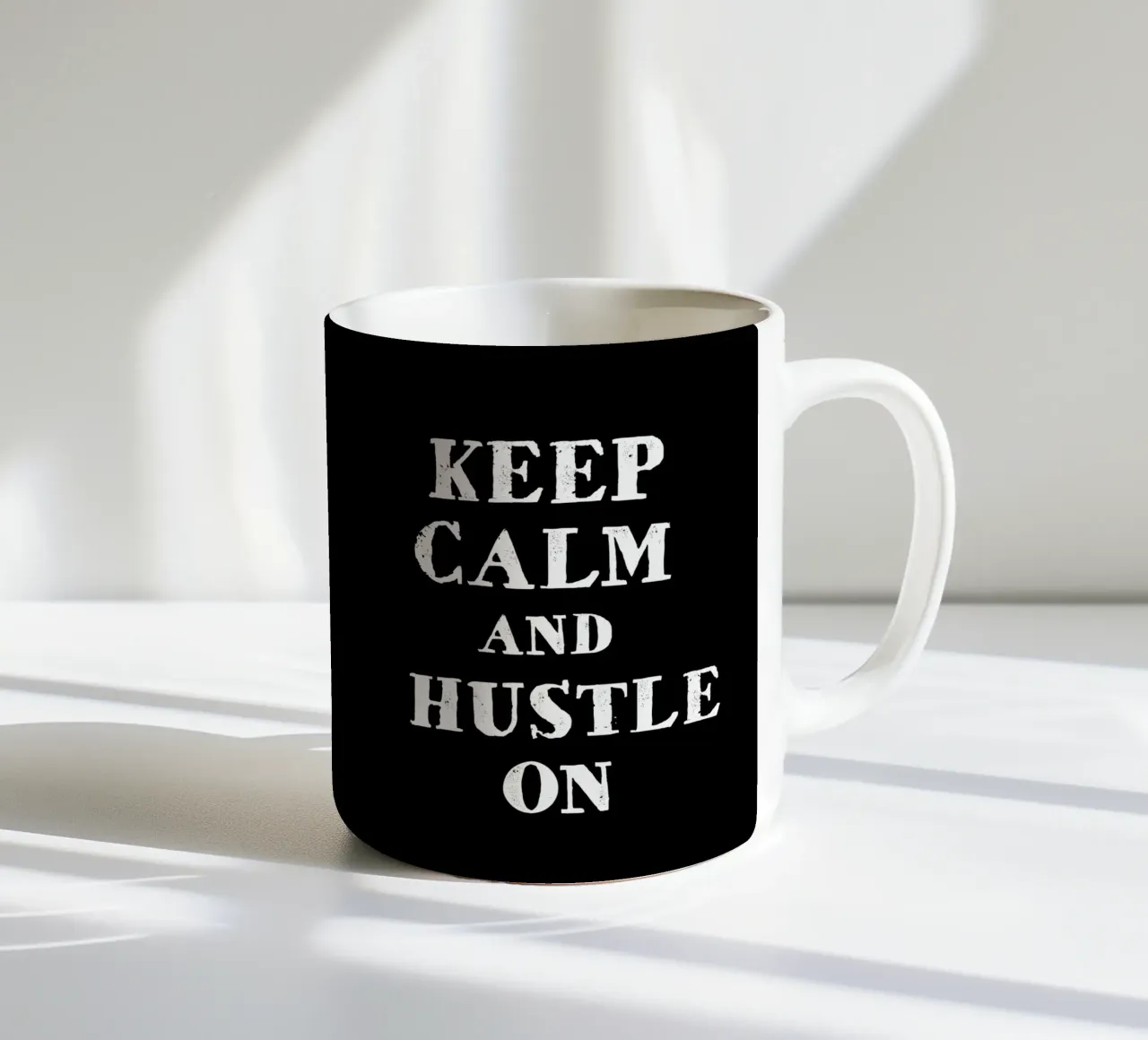 Keep calm and hustle on tazza in ceramica da happieeagle